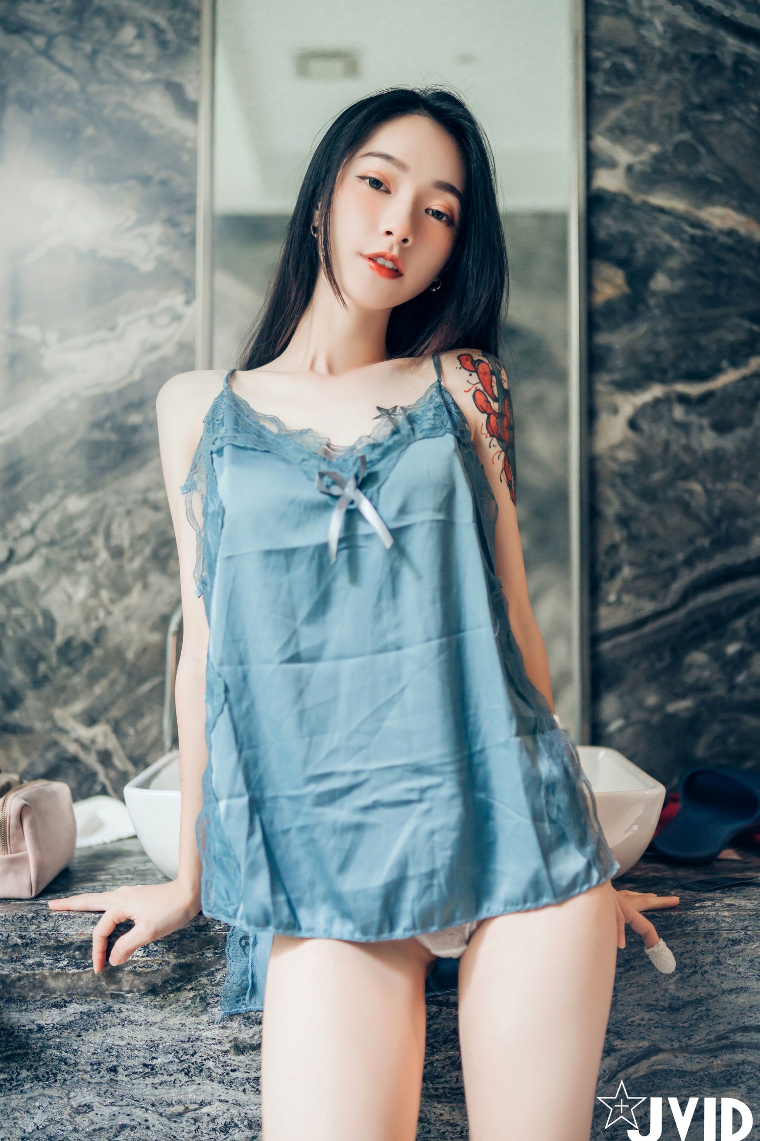 JVID百变女神飘飘:学生制服、丝滑睡衣写真与纹身野性美图集 (2021.08.18)