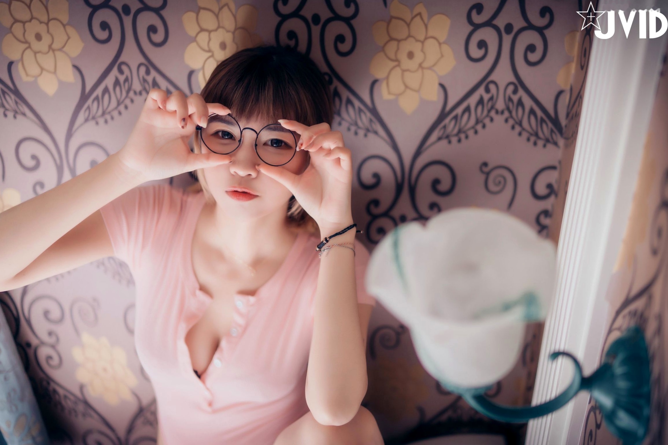 JVID女神果宝宝:卧室私房唯美诱惑写真,极致身材呈现清纯女友爱意,尽显迷人魅力