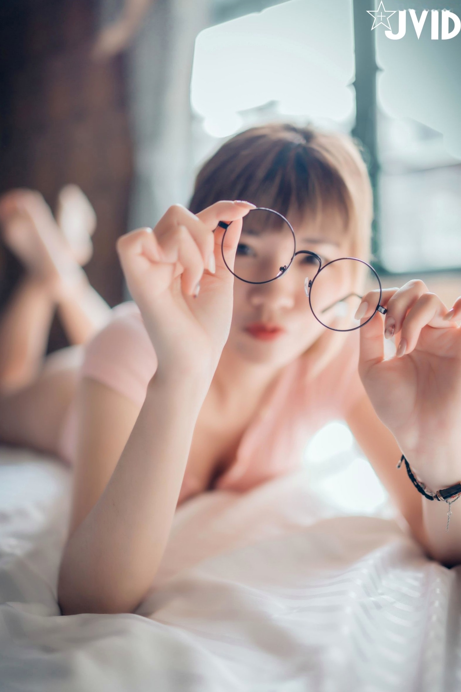 JVID女神果宝宝:卧室私房唯美诱惑写真,极致身材呈现清纯女友爱意,尽显迷人魅力