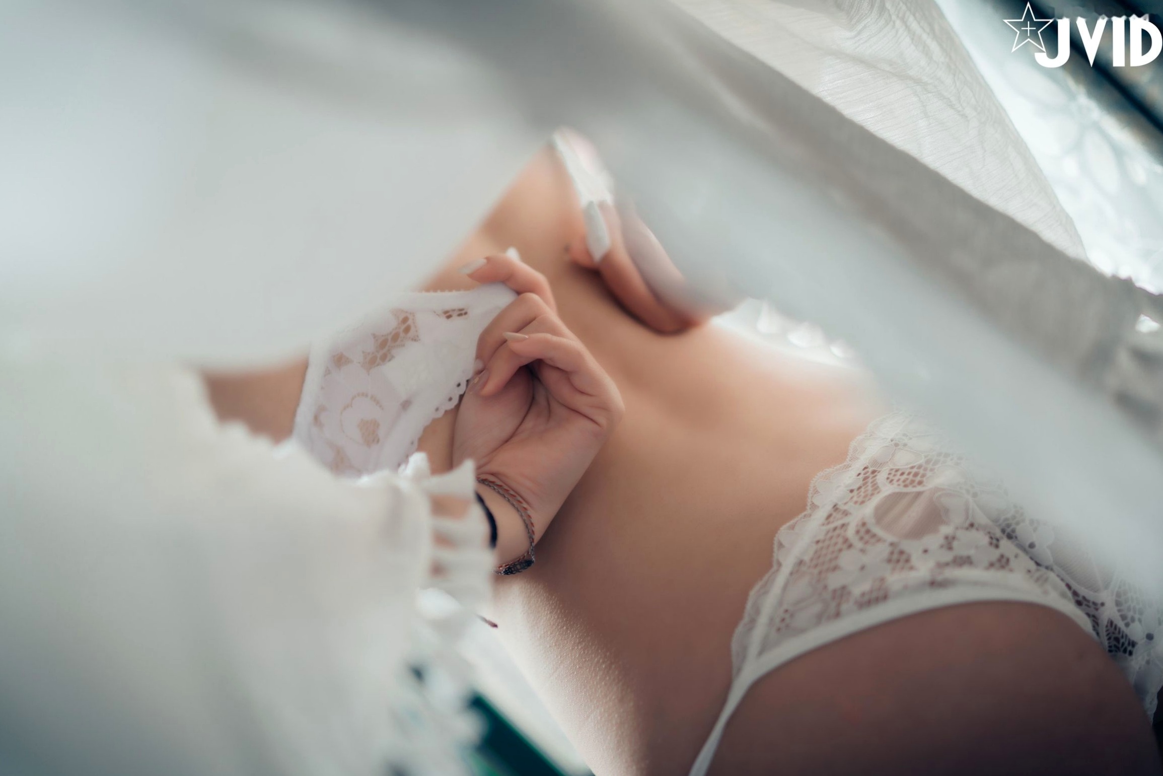 JVID女神果宝宝:卧室私房唯美诱惑写真,极致身材呈现清纯女友爱意,尽显迷人魅力