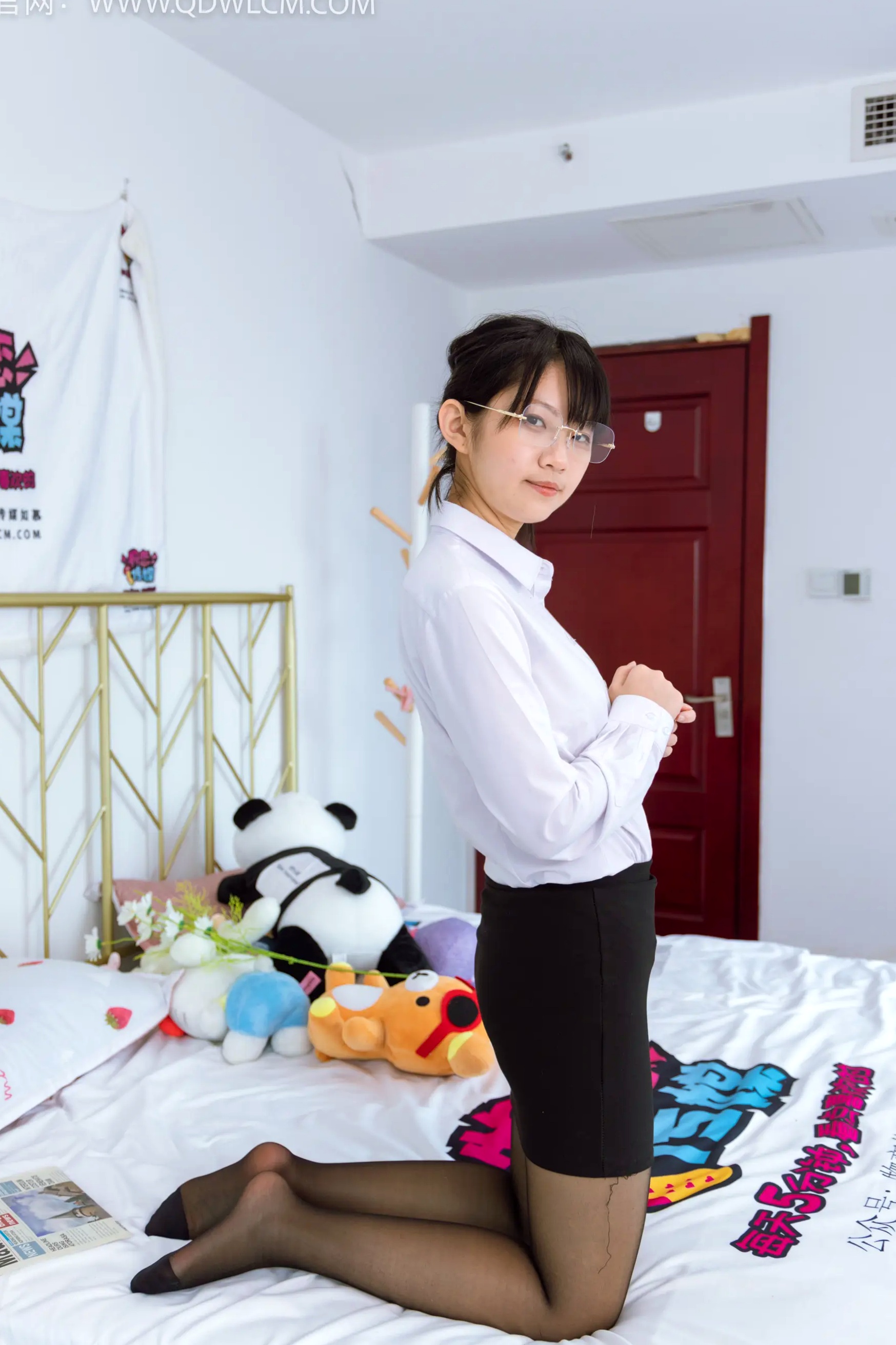 物恋传媒 盲盒 白衬衫黑丝眼镜制服私房写真