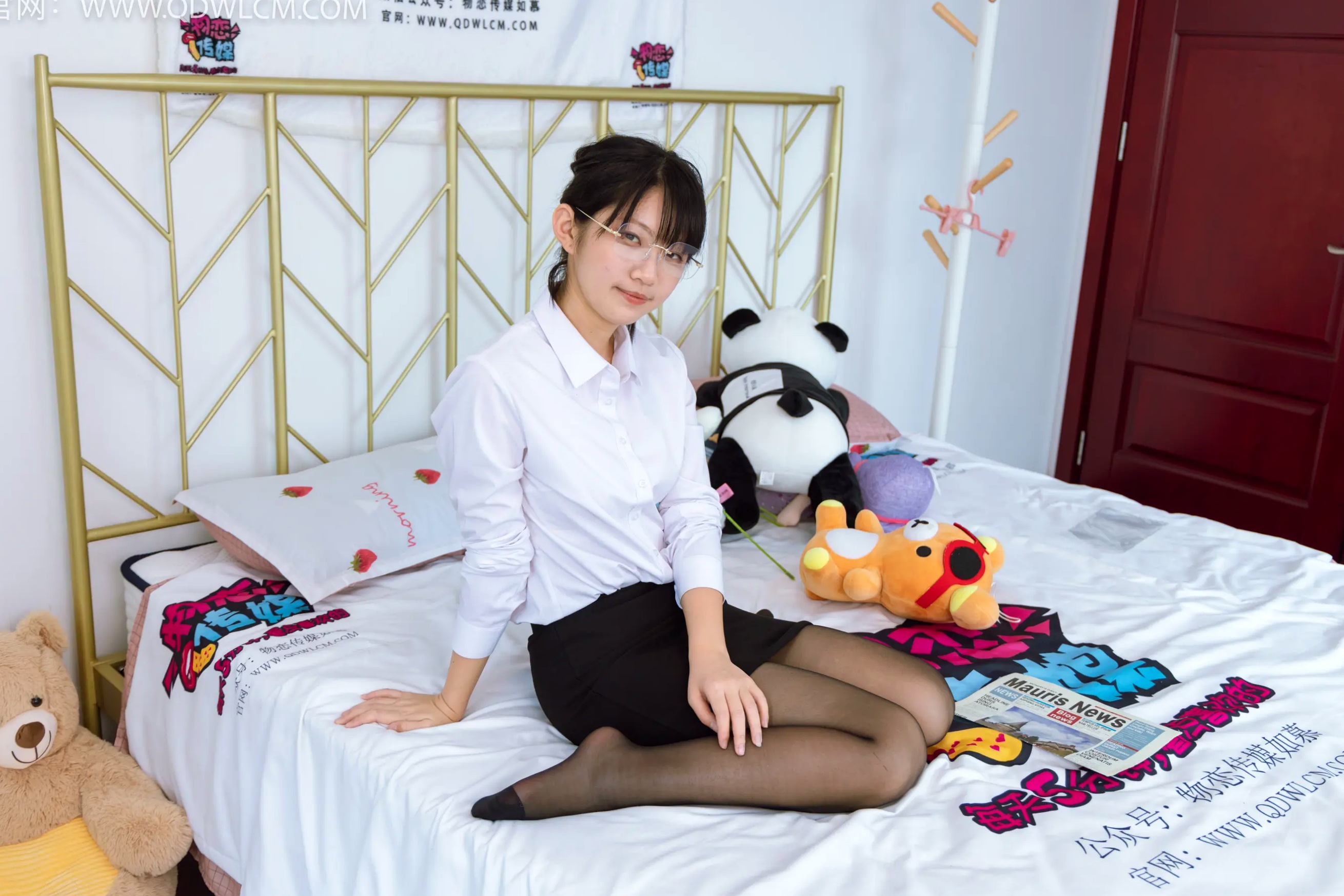 物恋传媒 盲盒 白衬衫黑丝眼镜制服私房写真