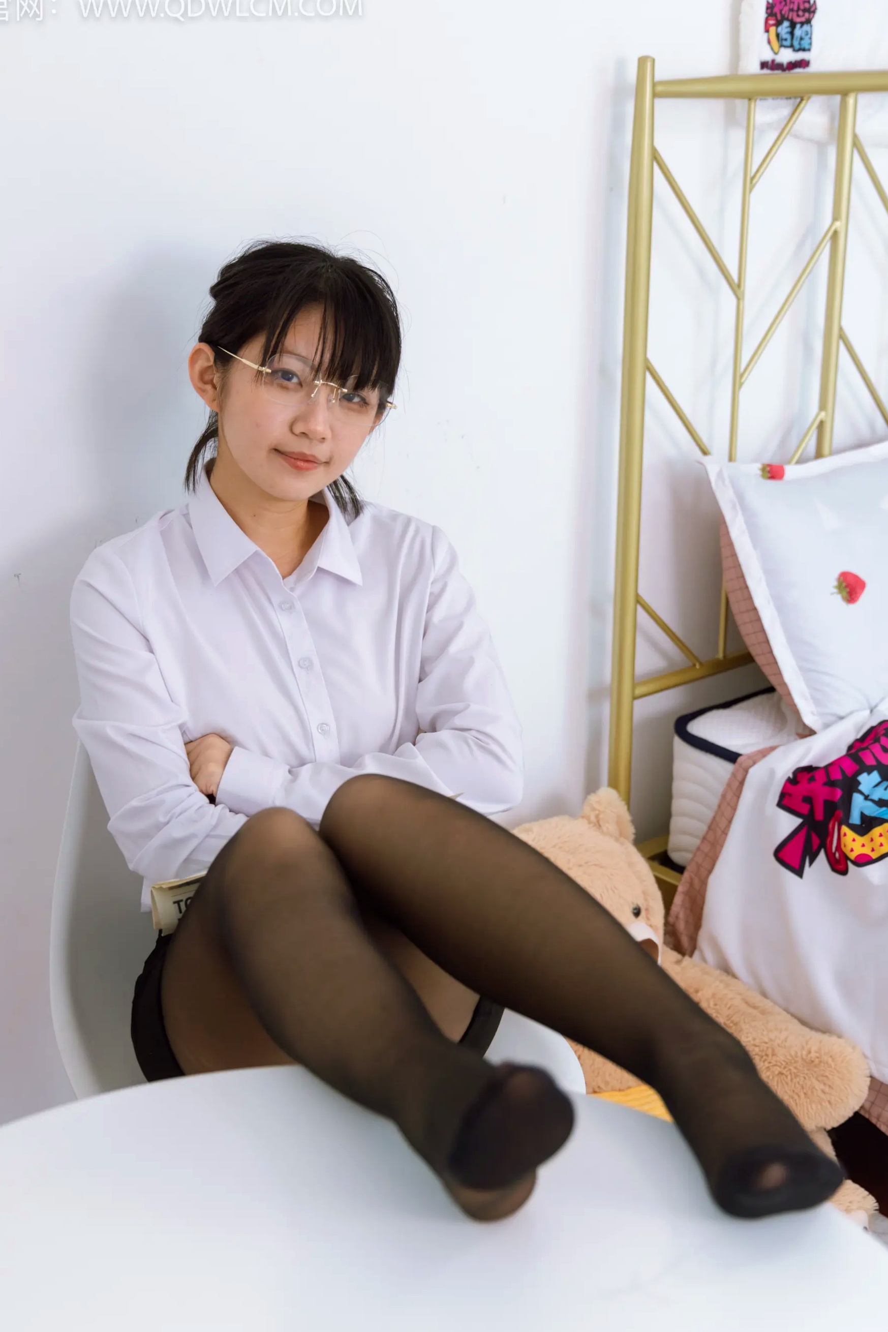 物恋传媒 盲盒 白衬衫黑丝眼镜制服私房写真