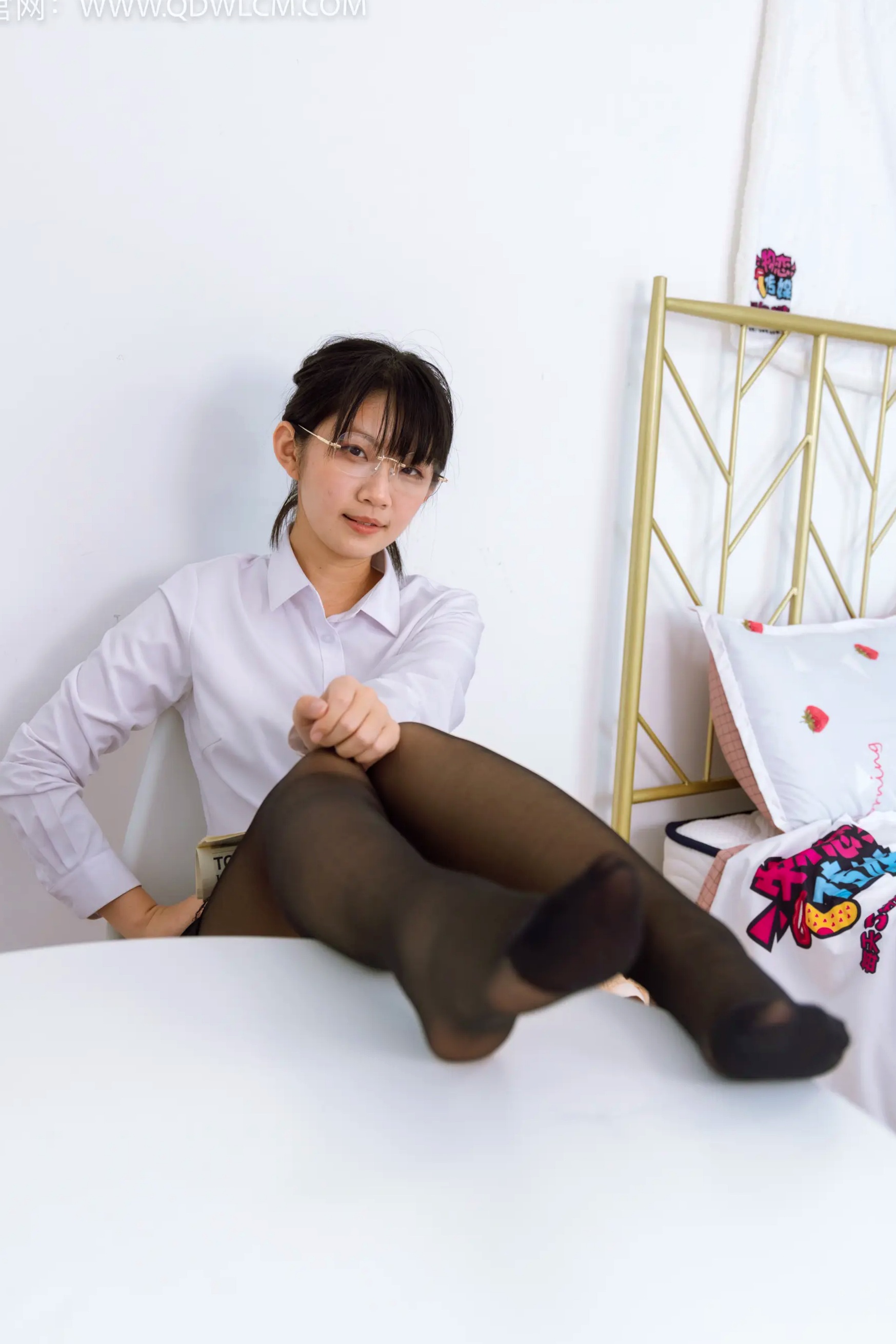 物恋传媒 盲盒 白衬衫黑丝眼镜制服私房写真