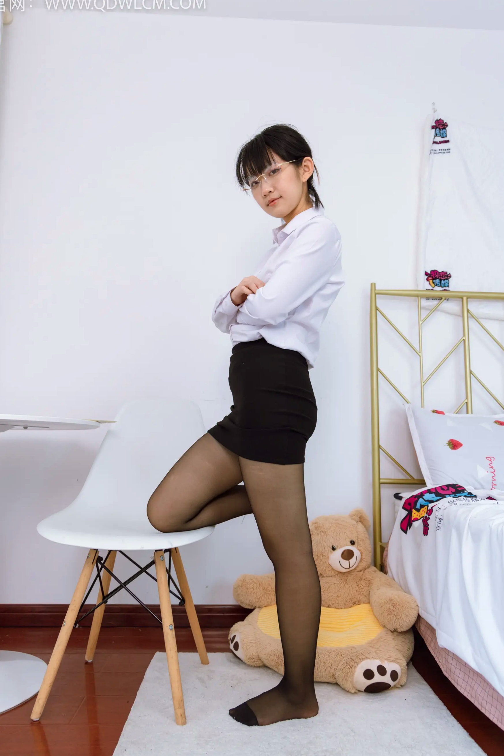 物恋传媒 盲盒 白衬衫黑丝眼镜制服私房写真
