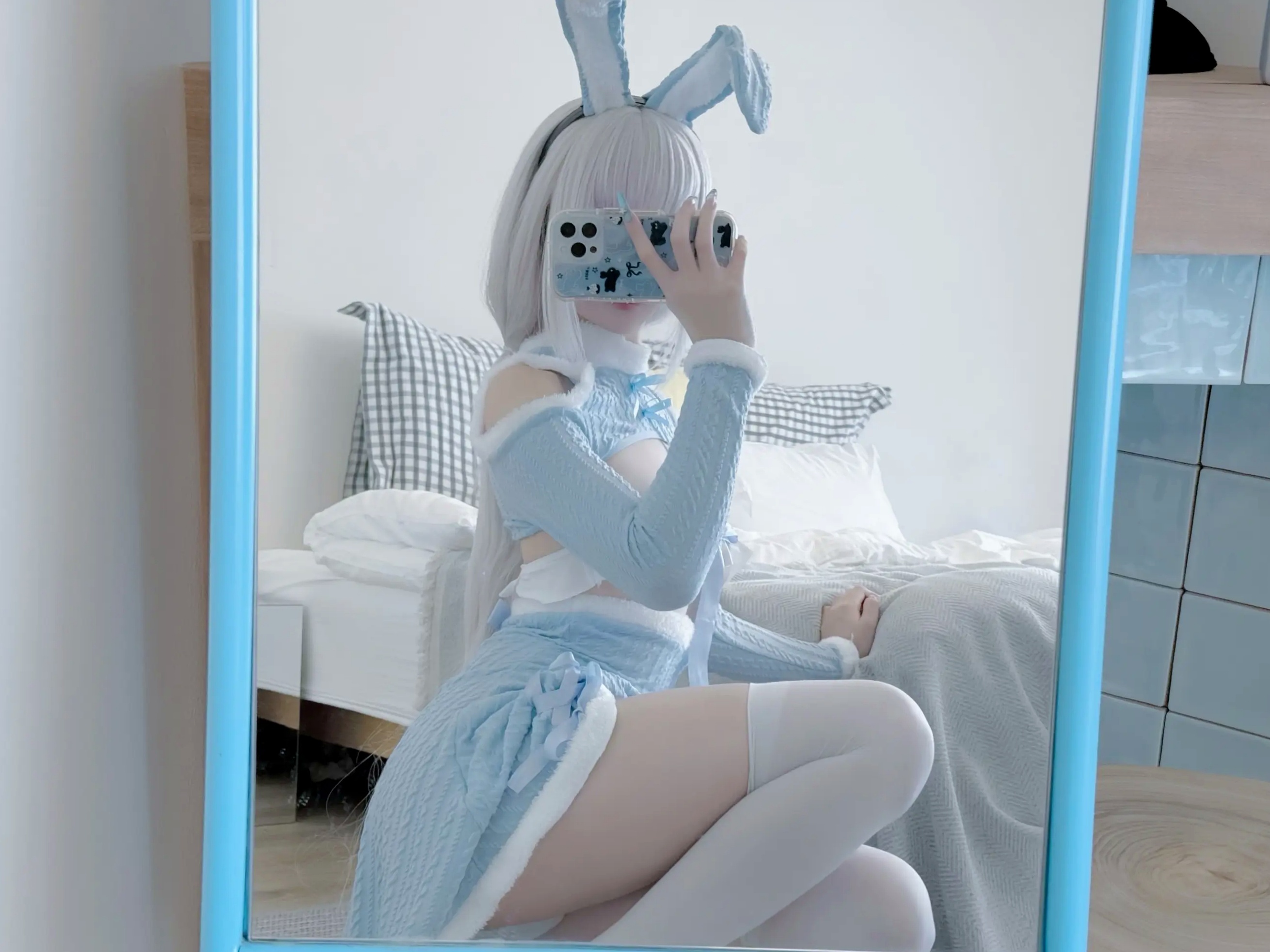 纸悦Etsu_ko绒绒兔二次元清纯少女,蓝色露肩兔女郎私房镜前自拍诱惑写真
