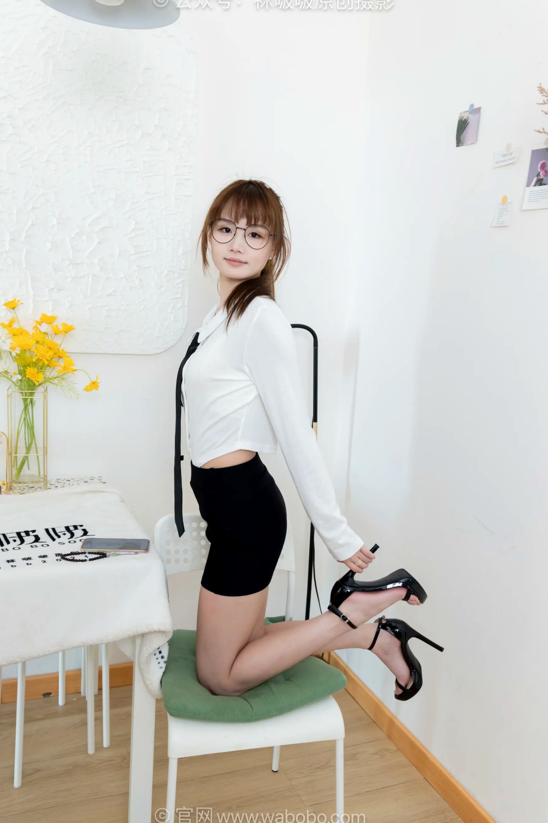 BoBoSocks袜啵啵甜甜圈:知性OL制服眼镜诱惑,性感职场风,优雅高跟鞋写真