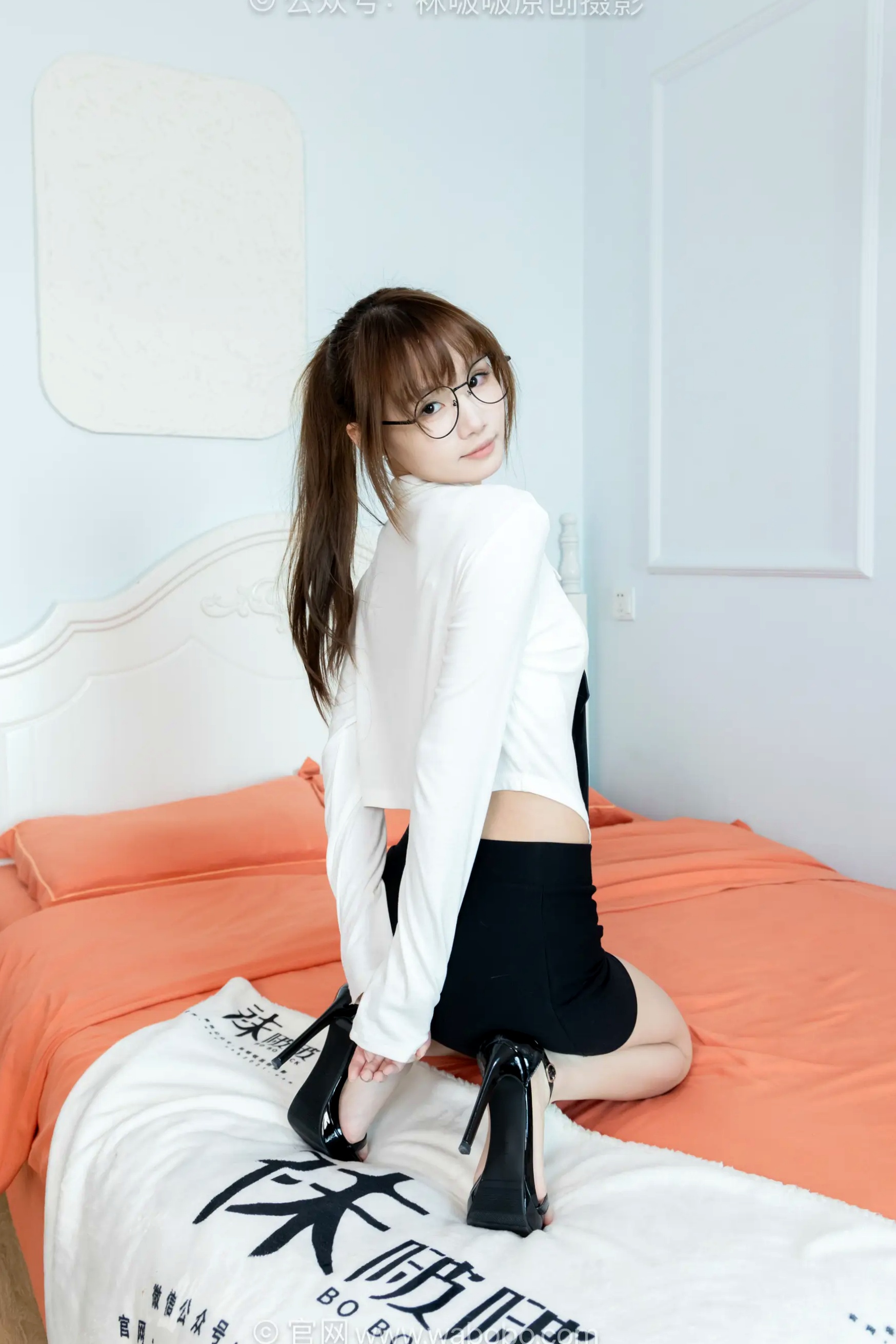 BoBoSocks袜啵啵甜甜圈:知性OL制服眼镜诱惑,性感职场风,优雅高跟鞋写真