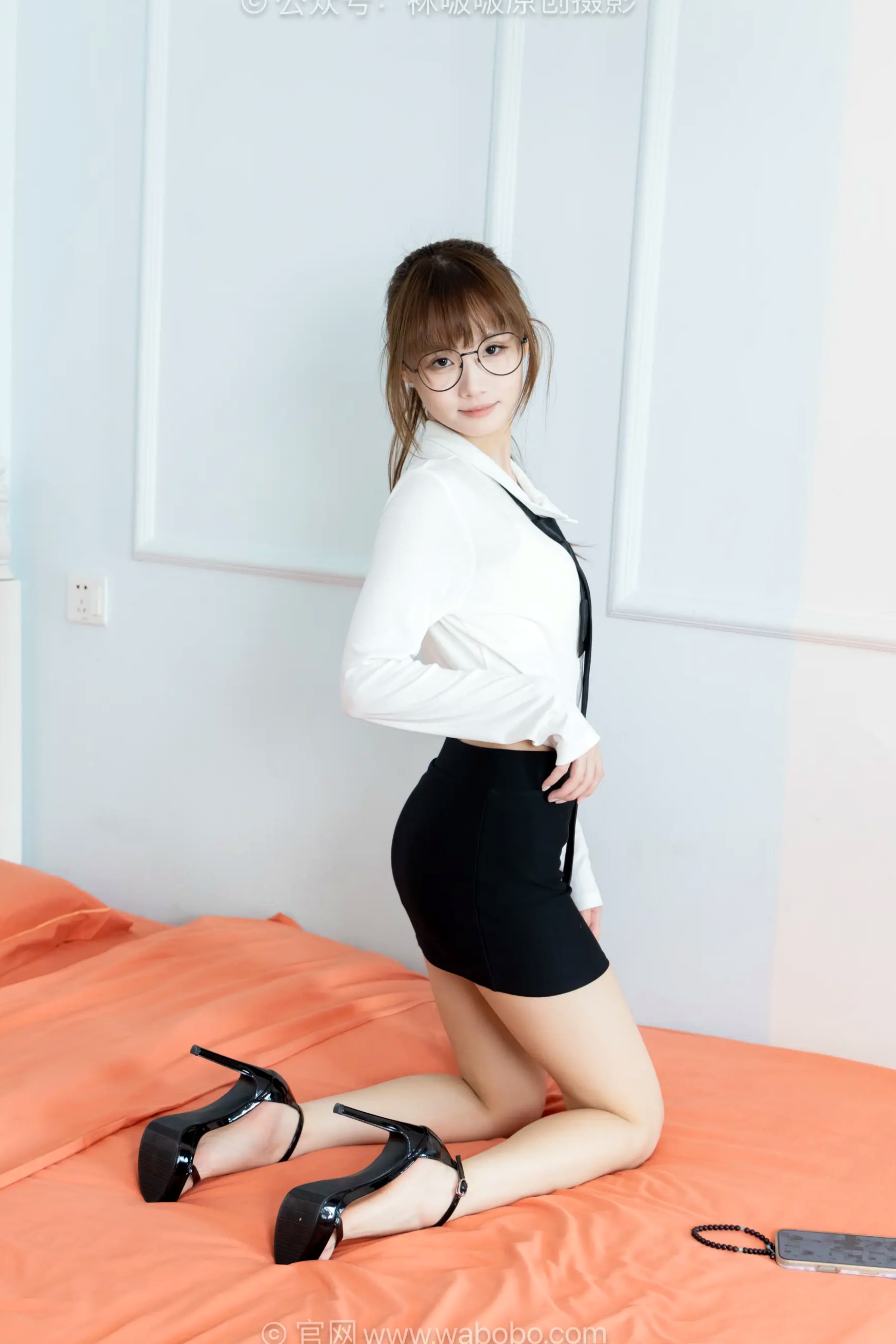 BoBoSocks袜啵啵甜甜圈:知性OL制服眼镜诱惑,性感职场风,优雅高跟鞋写真