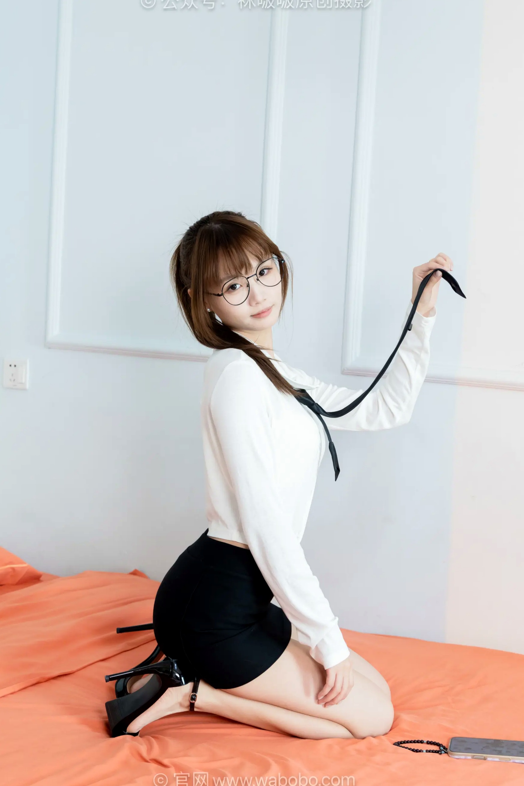 BoBoSocks袜啵啵甜甜圈:知性OL制服眼镜诱惑,性感职场风,优雅高跟鞋写真