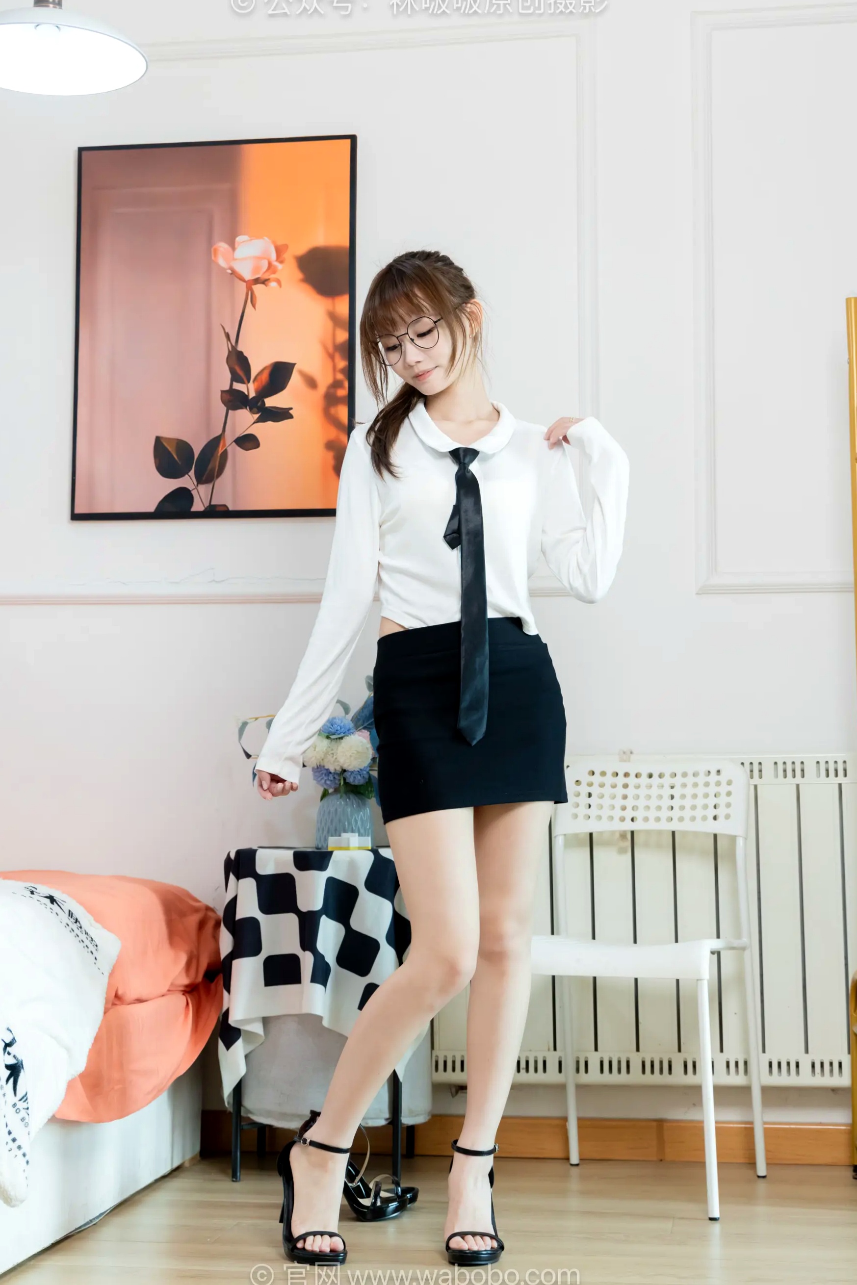 BoBoSocks袜啵啵甜甜圈:知性OL制服眼镜诱惑,性感职场风,优雅高跟鞋写真