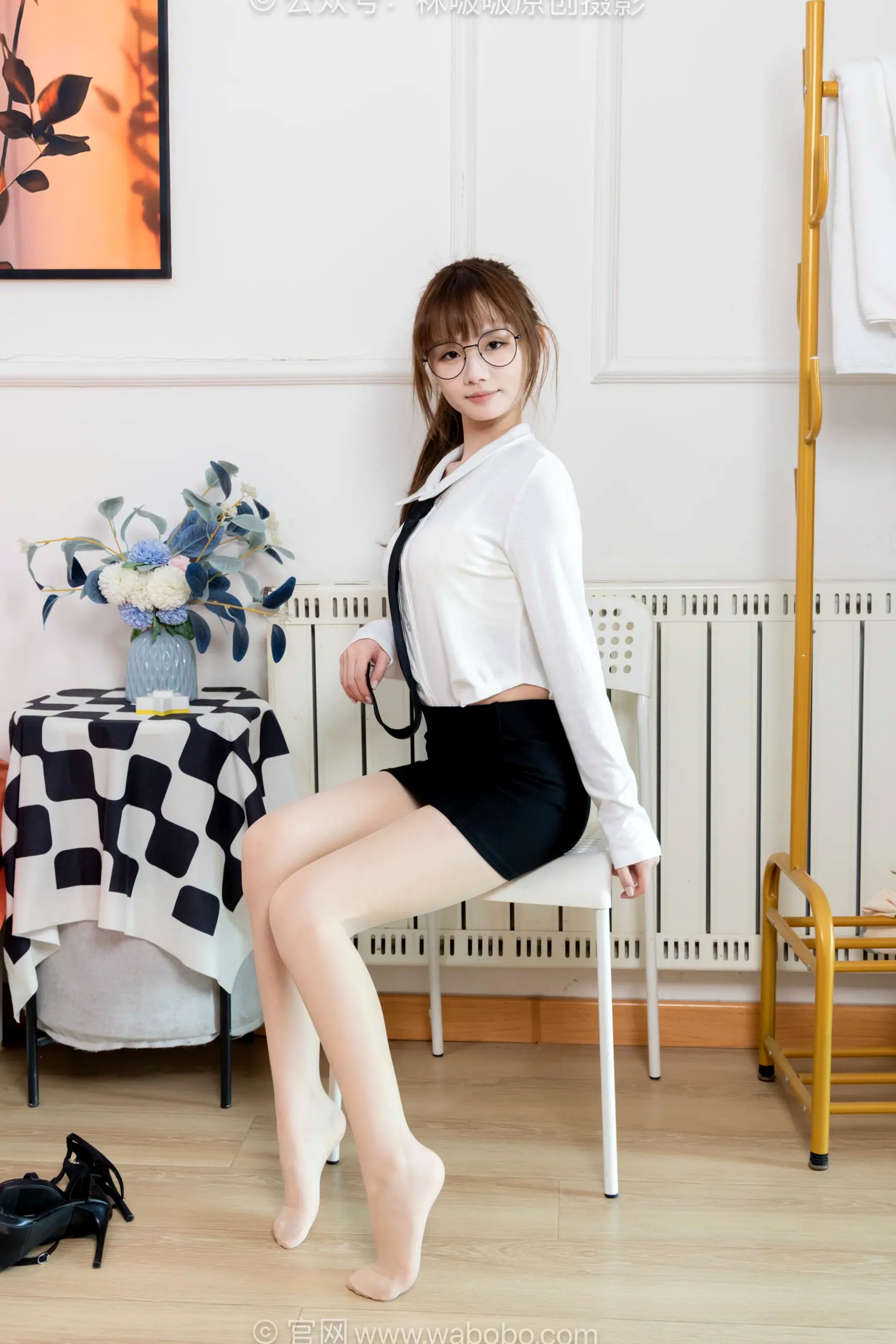 BoBoSocks袜啵啵甜甜圈:知性OL制服眼镜诱惑,性感职场风,优雅高跟鞋写真