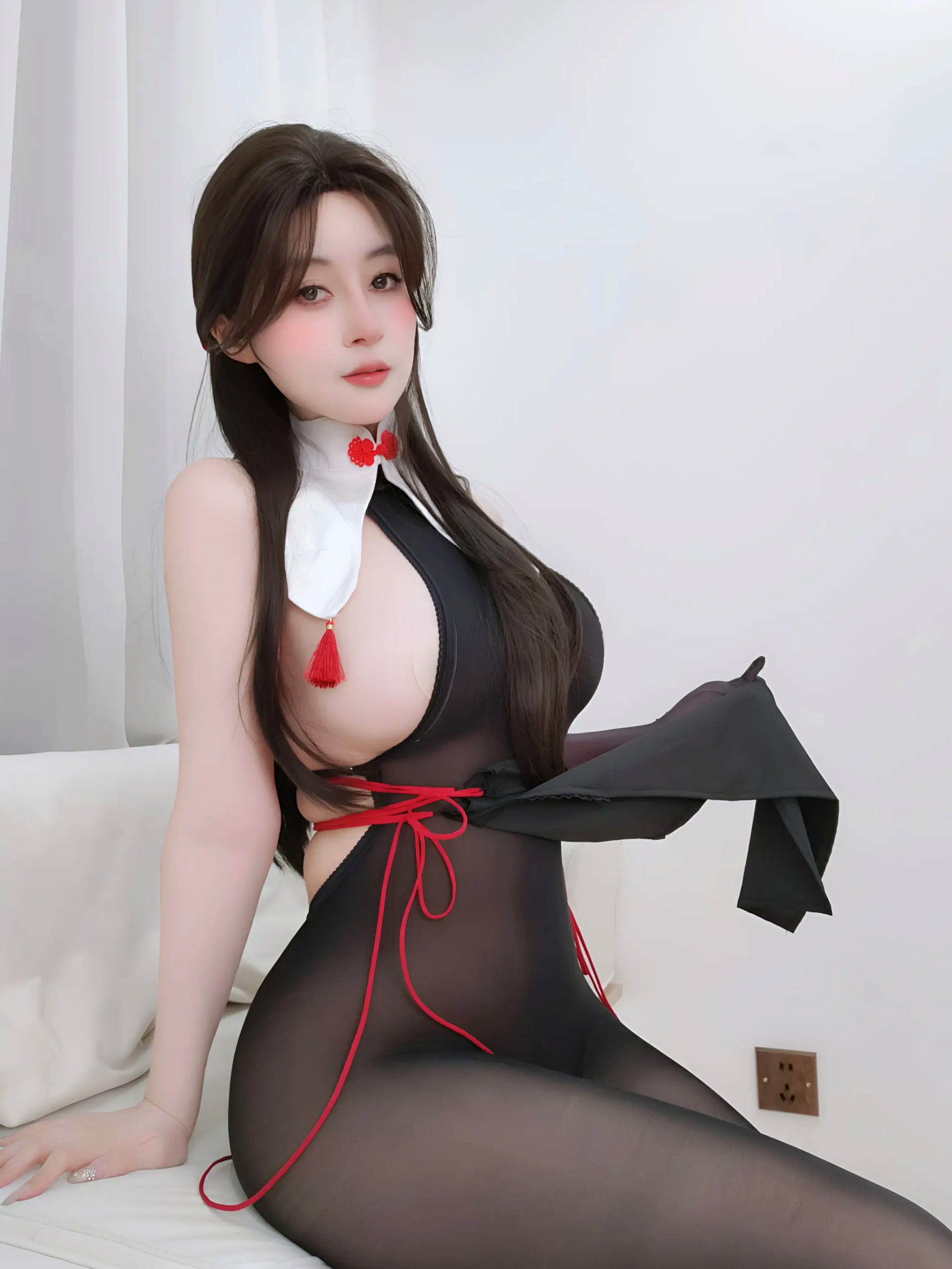 Coser白银最新写真合集,猫耳女仆装与古典肚兜造型,大尺度福利展现诱惑身材,高品质角色扮演私房摄影