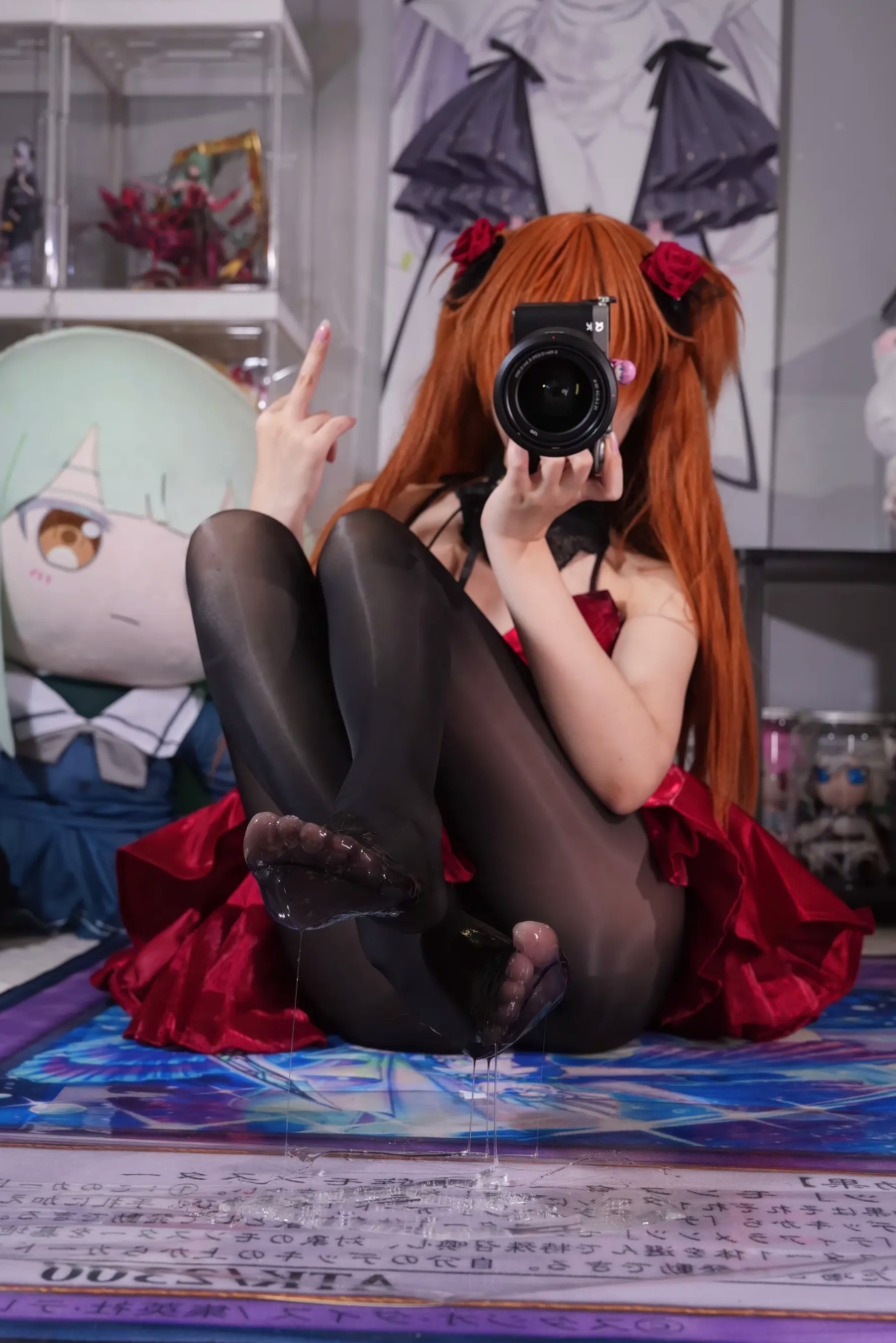 白栎Shirly明日香角色扮演私房摄影,红装黑丝演绎极致诱惑美感