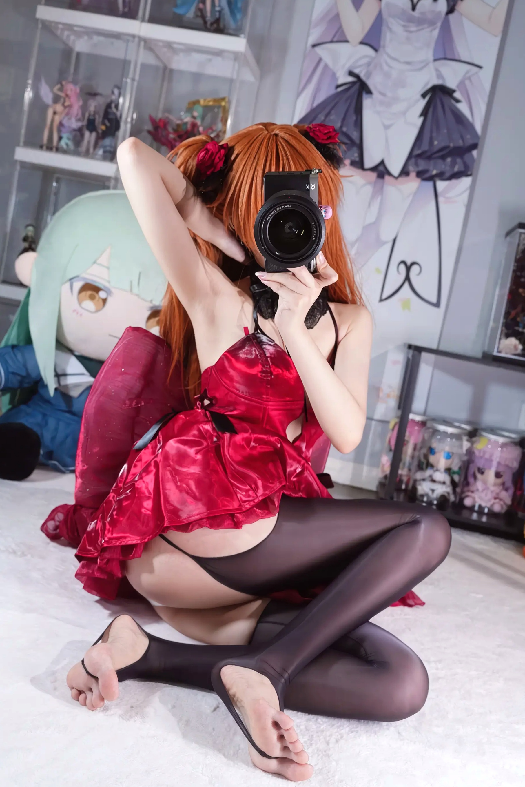 白栎Shirly明日香角色扮演私房摄影,红装黑丝演绎极致诱惑美感