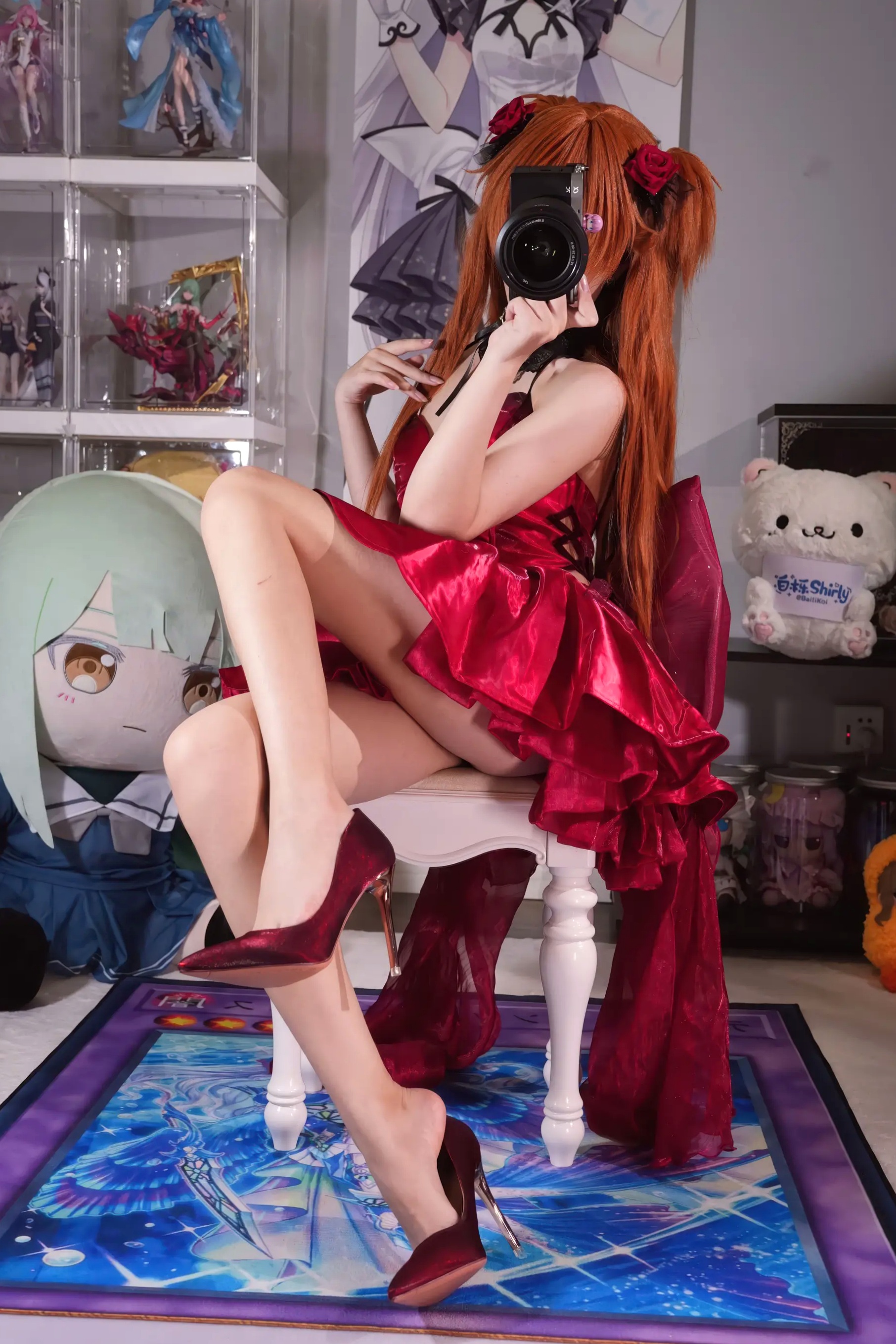 白栎Shirly明日香角色扮演私房摄影,红装黑丝演绎极致诱惑美感