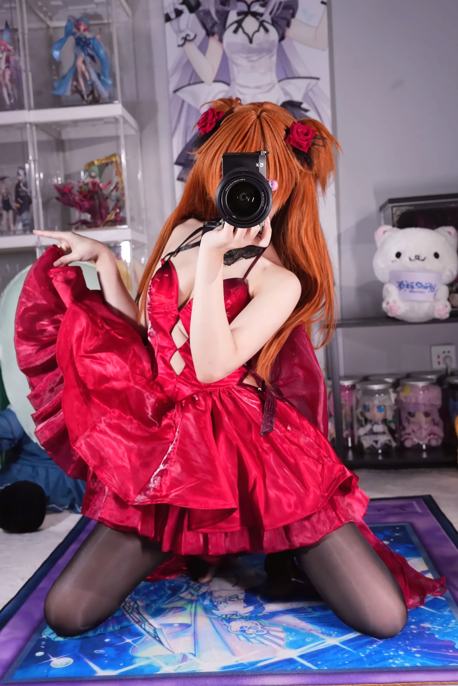 白栎Shirly明日香角色扮演私房摄影,红装黑丝演绎极致诱惑美感