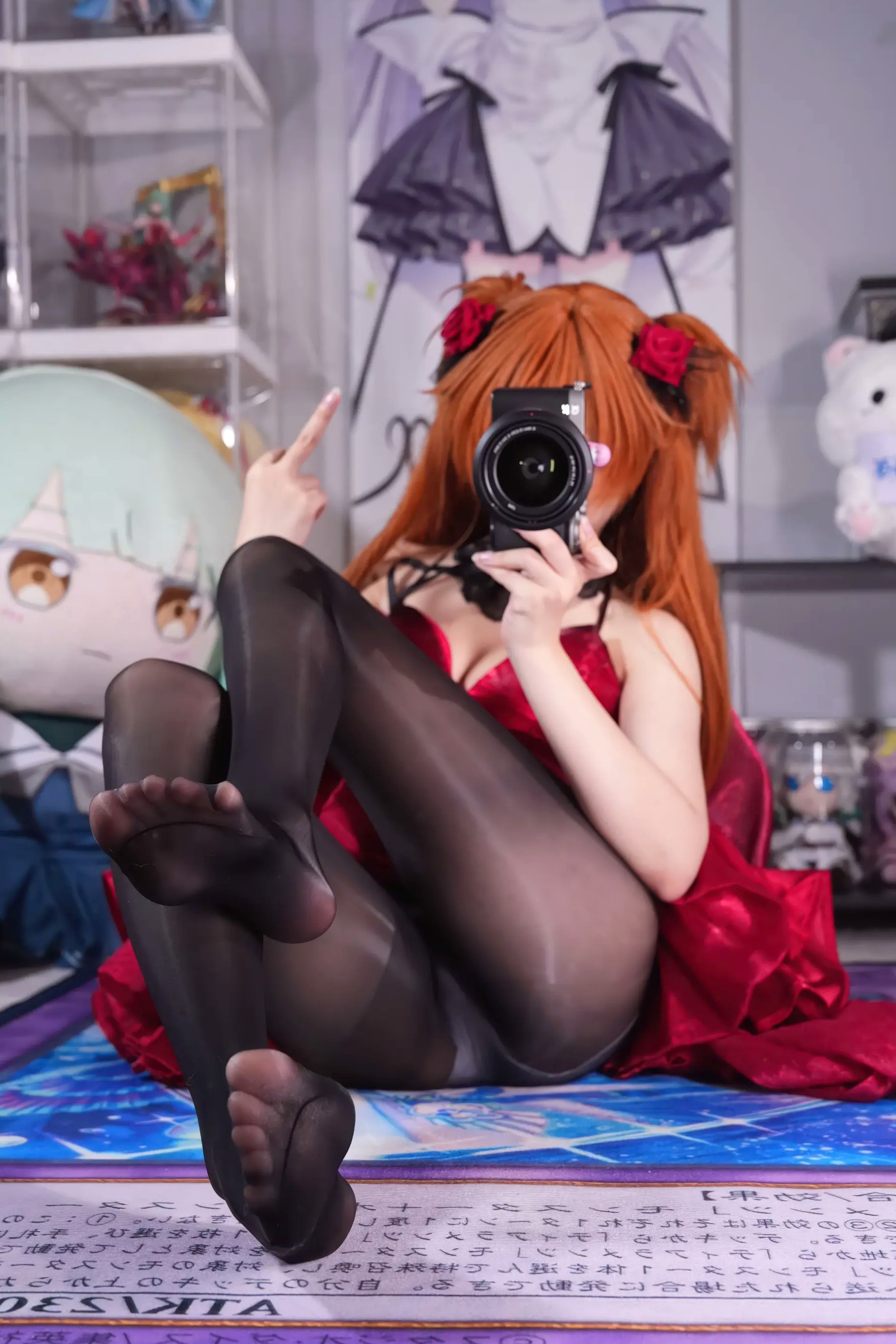 白栎Shirly明日香角色扮演私房摄影,红装黑丝演绎极致诱惑美感
