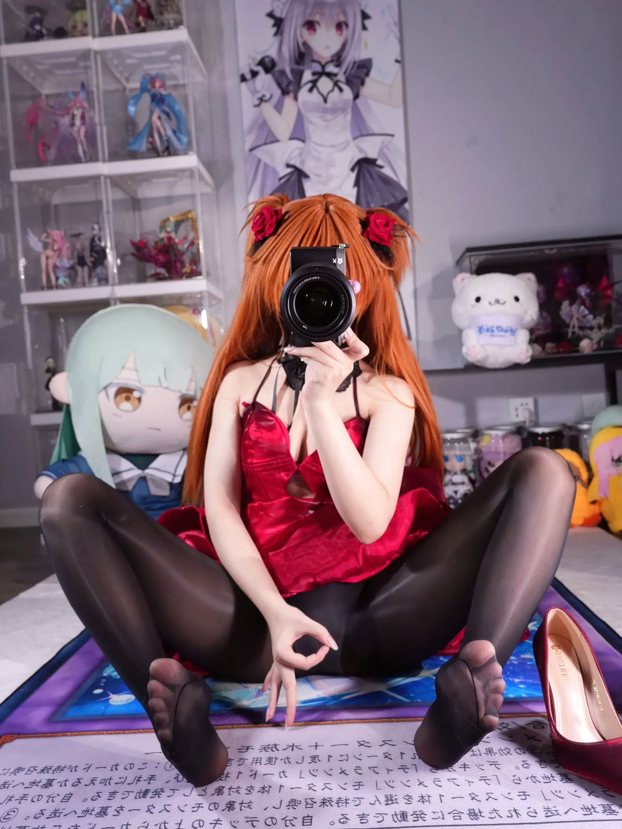 白栎Shirly明日香角色扮演私房摄影,红装黑丝演绎极致诱惑美感