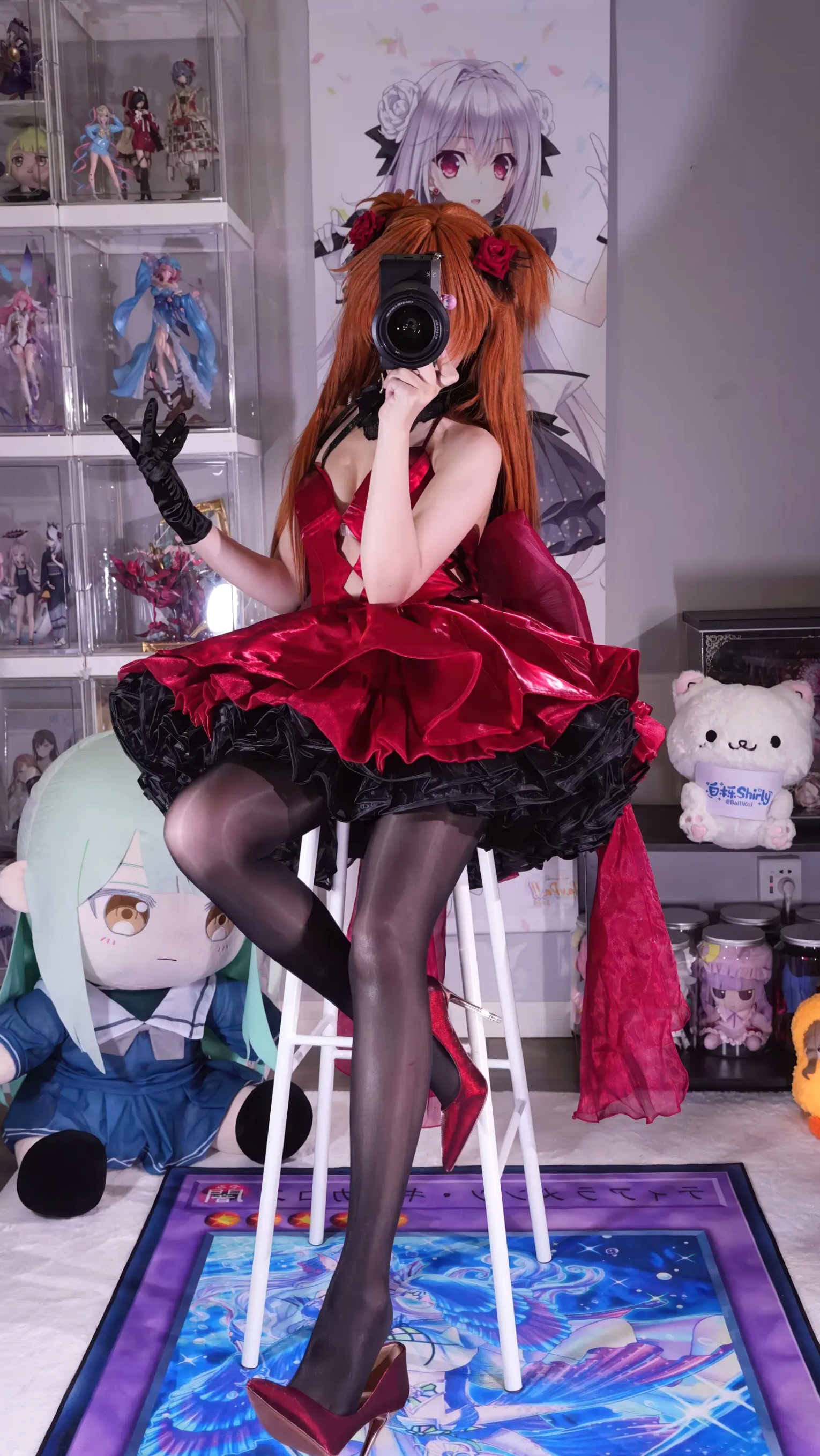 白栎Shirly明日香角色扮演私房摄影,红装黑丝演绎极致诱惑美感
