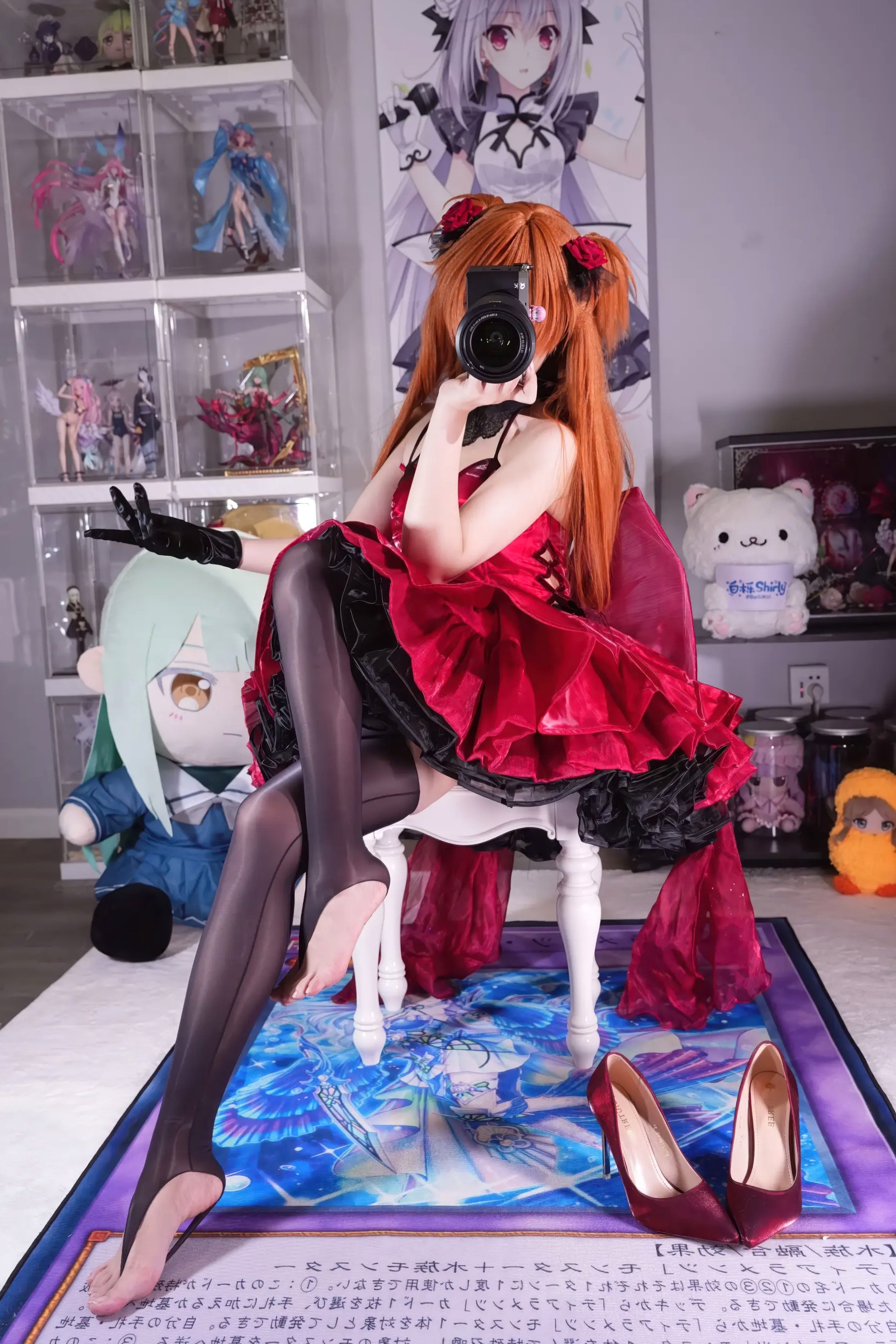 白栎Shirly明日香角色扮演私房摄影,红装黑丝演绎极致诱惑美感