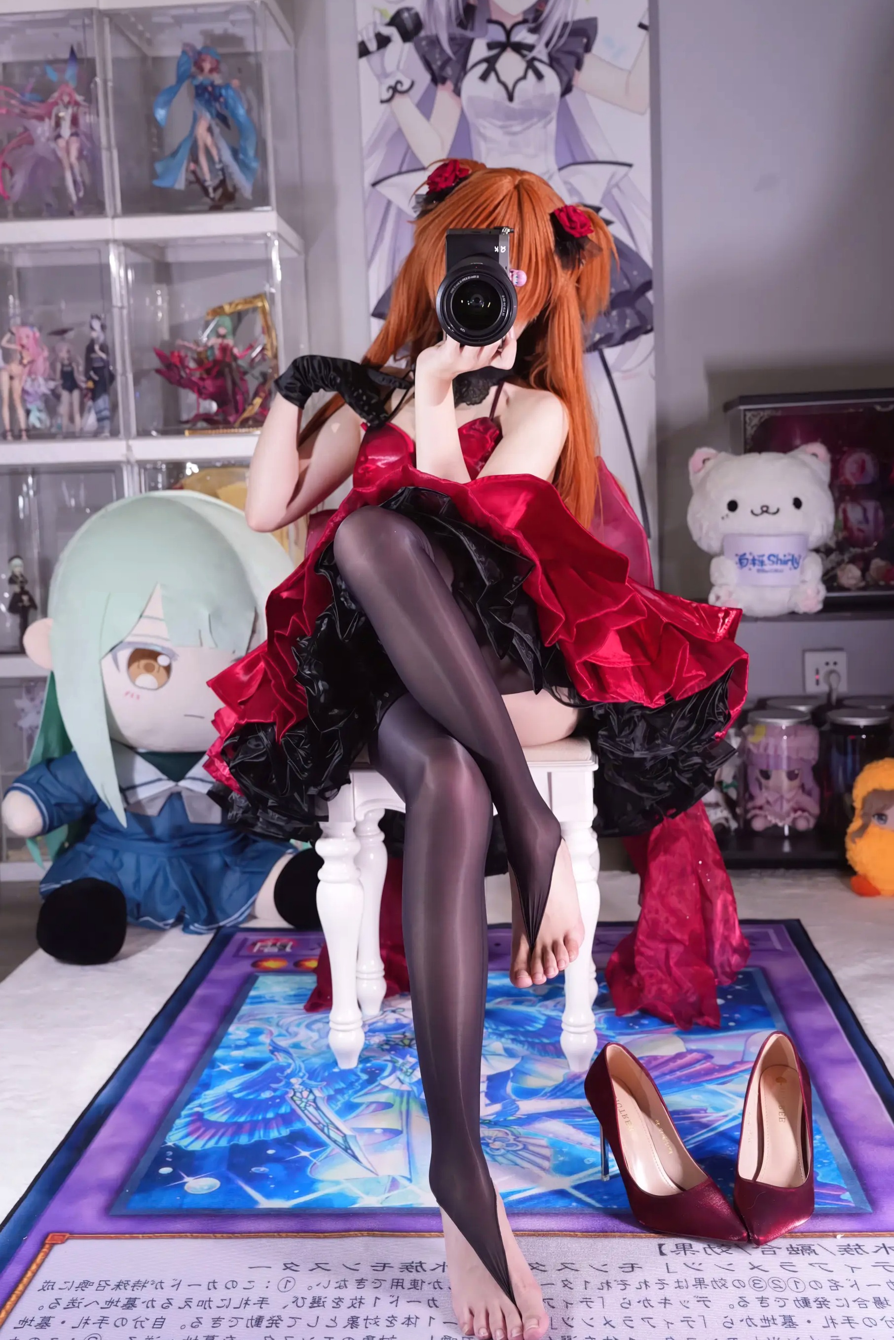 白栎Shirly明日香角色扮演私房摄影,红装黑丝演绎极致诱惑美感