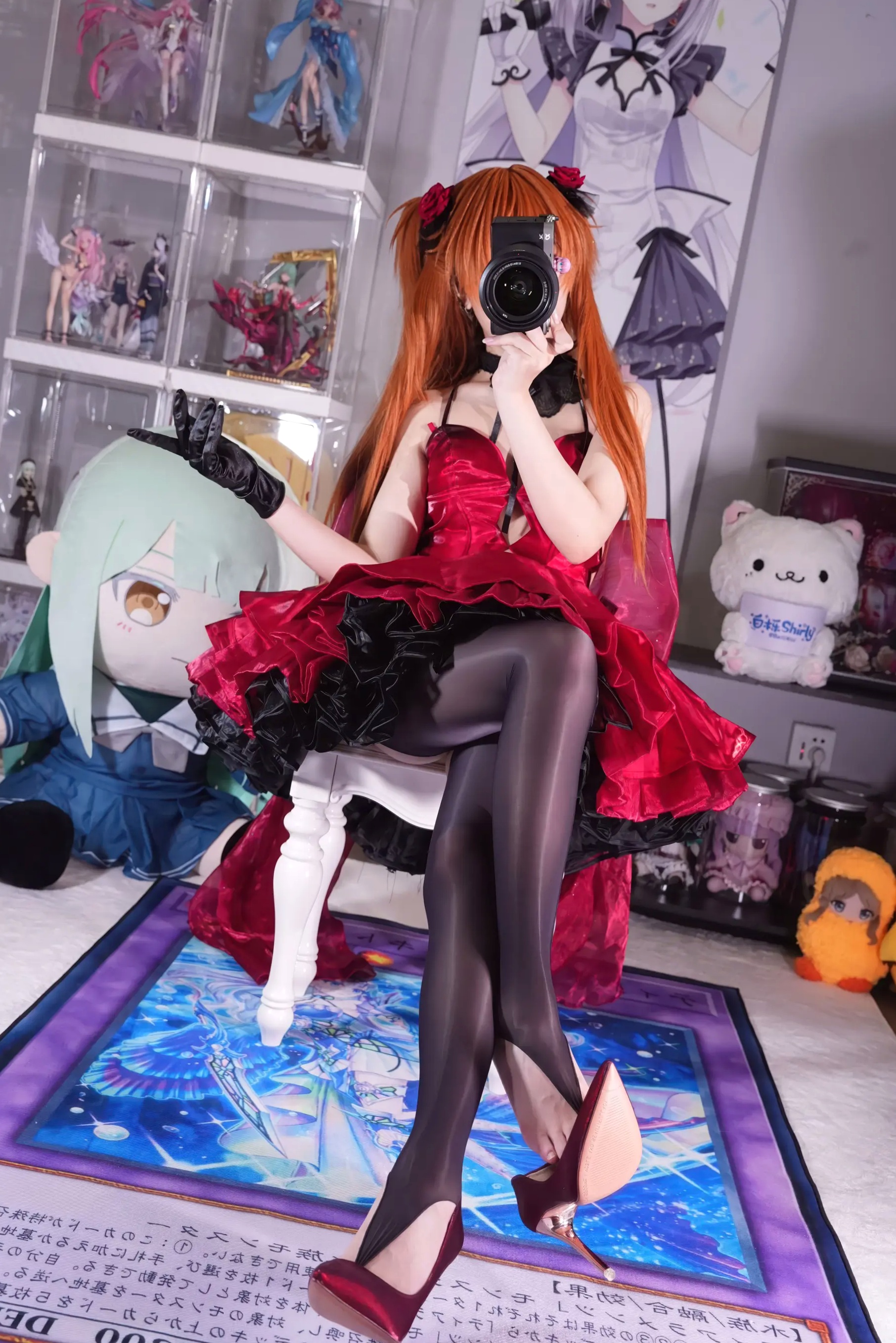 白栎Shirly明日香角色扮演私房摄影,红装黑丝演绎极致诱惑美感