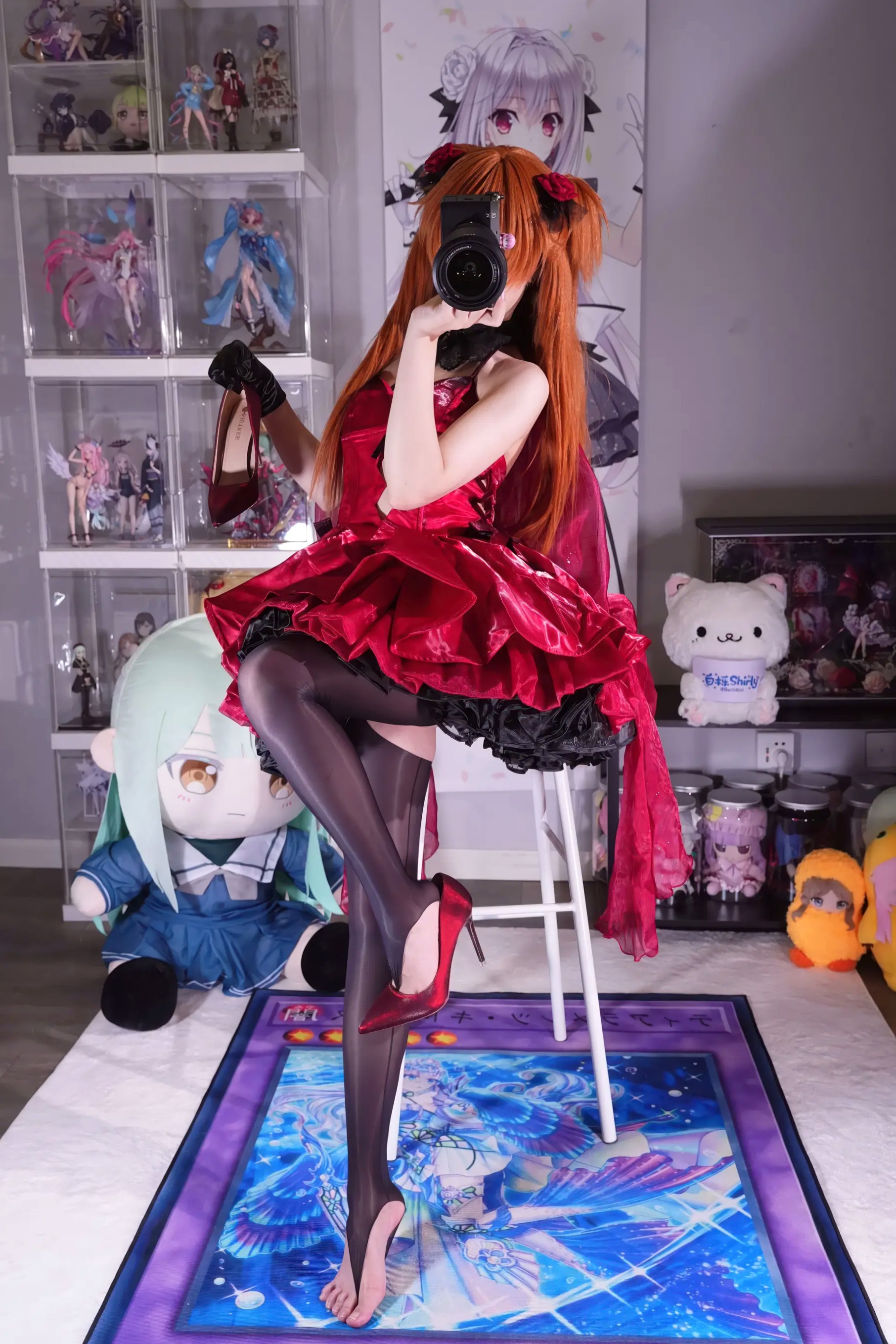 白栎Shirly明日香角色扮演私房摄影,红装黑丝演绎极致诱惑美感