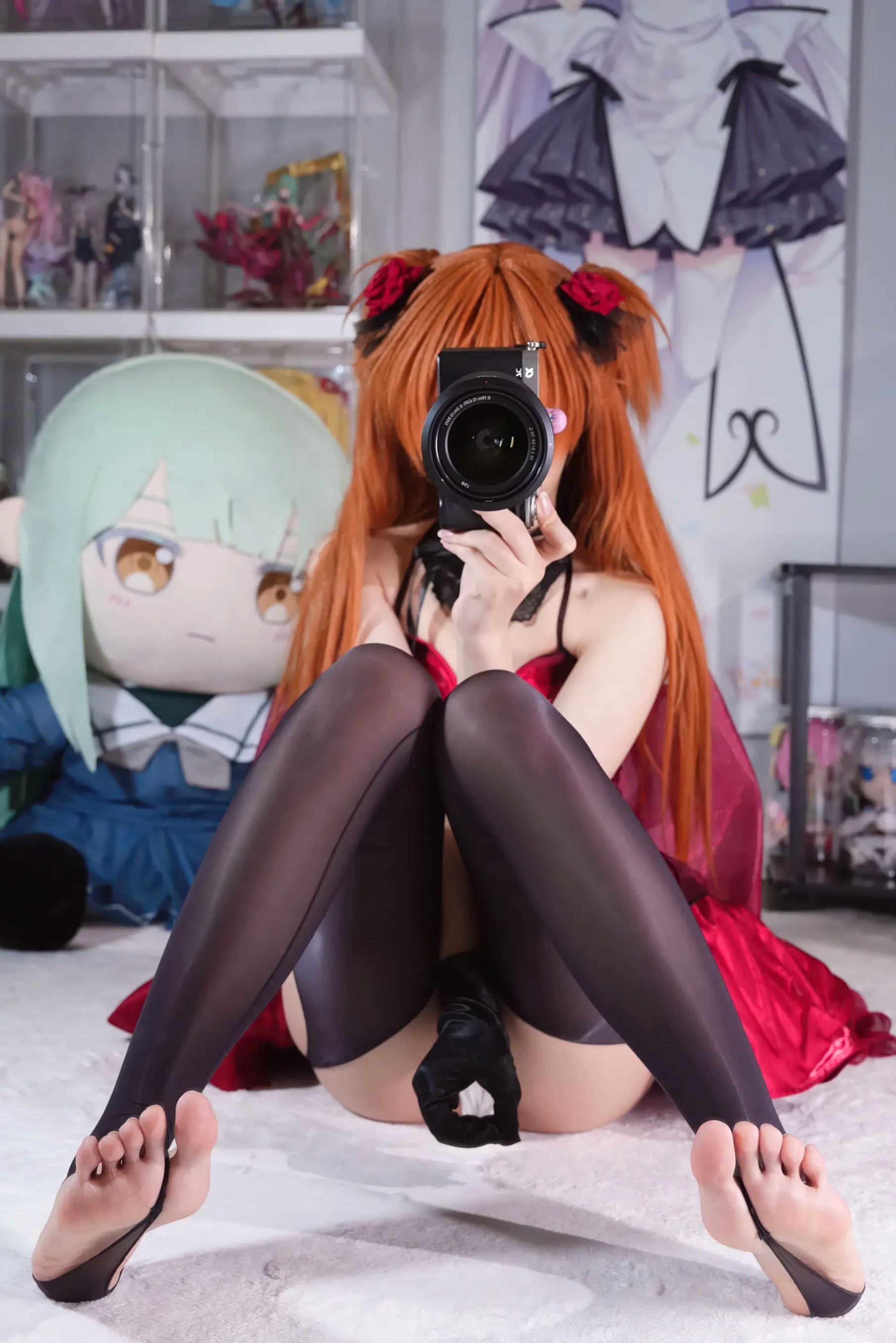 白栎Shirly明日香角色扮演私房摄影,红装黑丝演绎极致诱惑美感