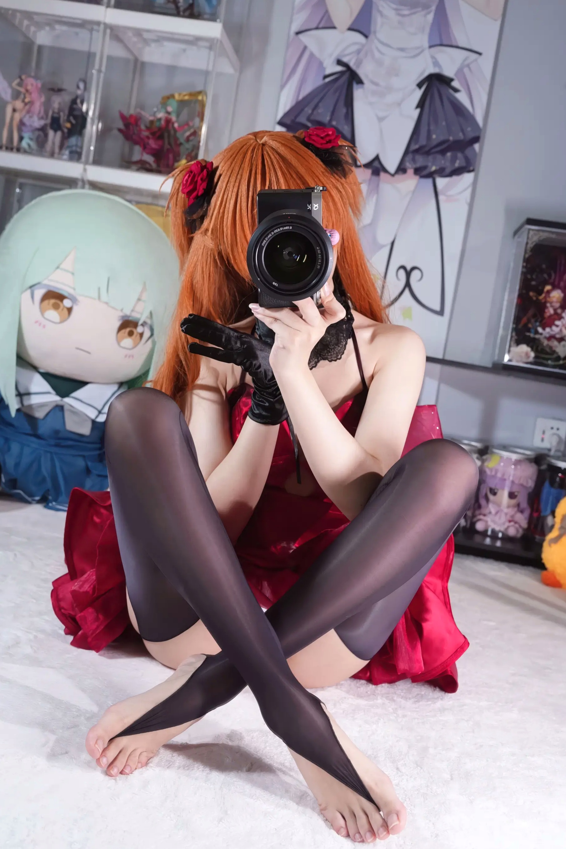 白栎Shirly明日香角色扮演私房摄影,红装黑丝演绎极致诱惑美感
