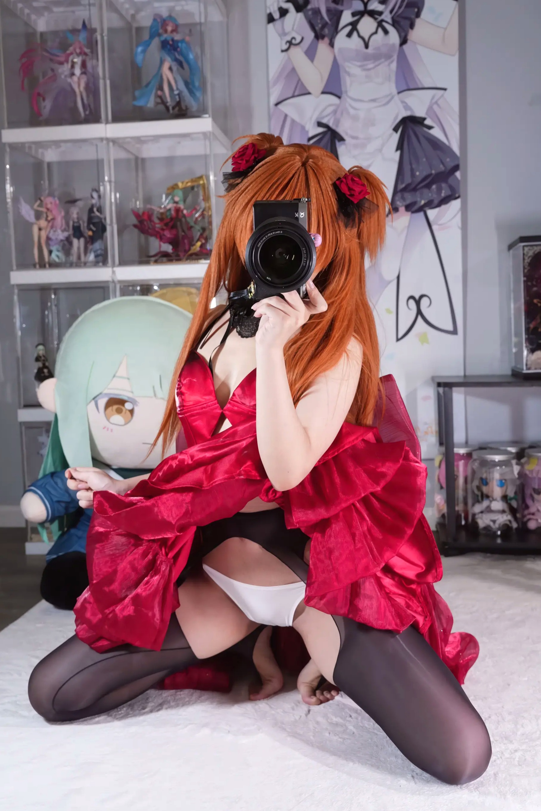 白栎Shirly明日香角色扮演私房摄影,红装黑丝演绎极致诱惑美感