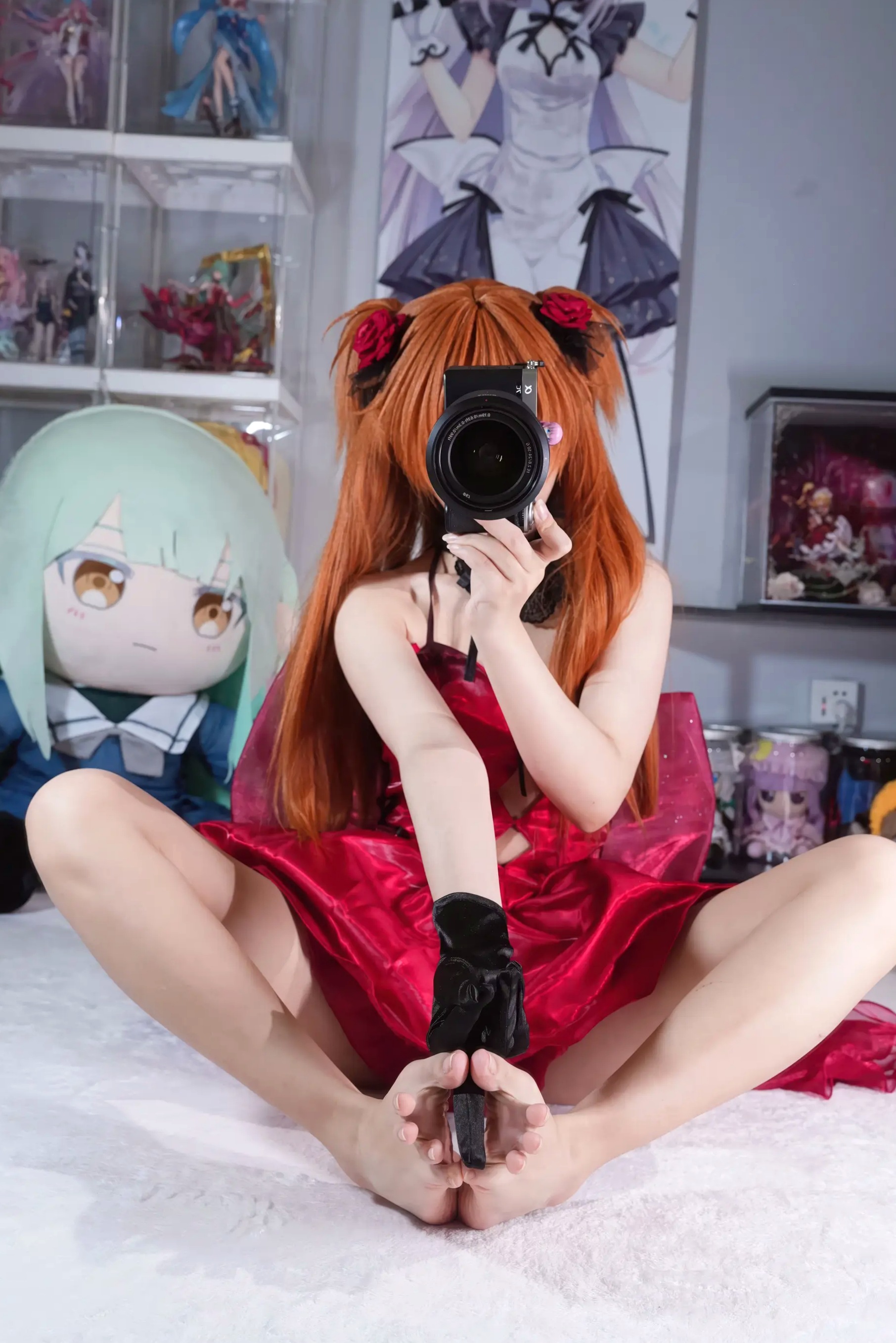 白栎Shirly明日香角色扮演私房摄影,红装黑丝演绎极致诱惑美感