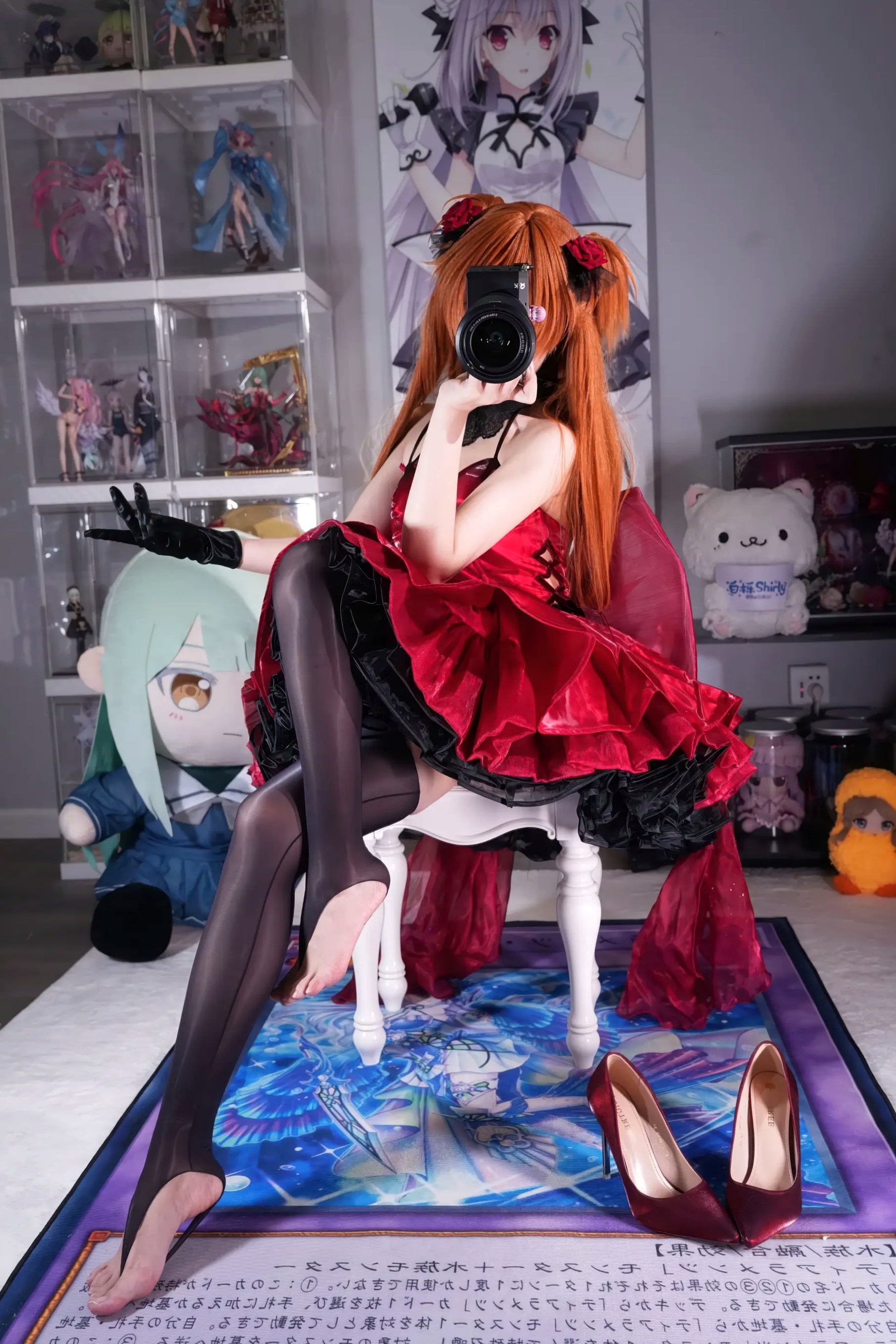 白栎Shirly明日香角色扮演私房摄影,红装黑丝演绎极致诱惑美感