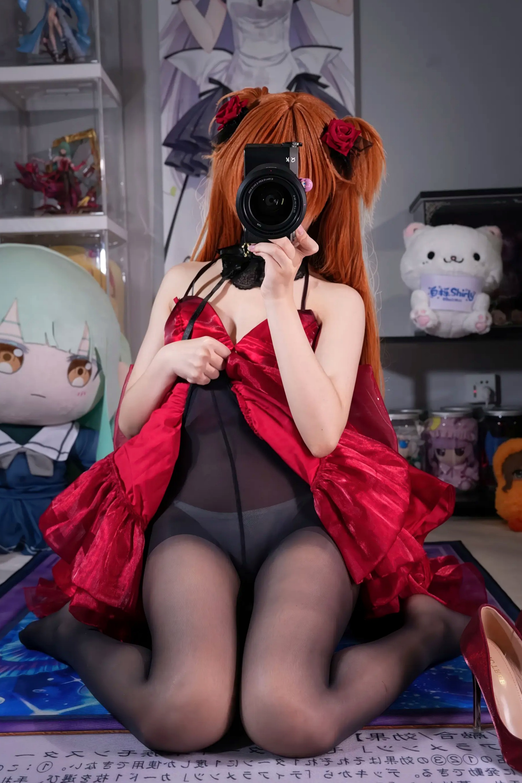 白栎Shirly明日香角色扮演私房摄影,红装黑丝演绎极致诱惑美感