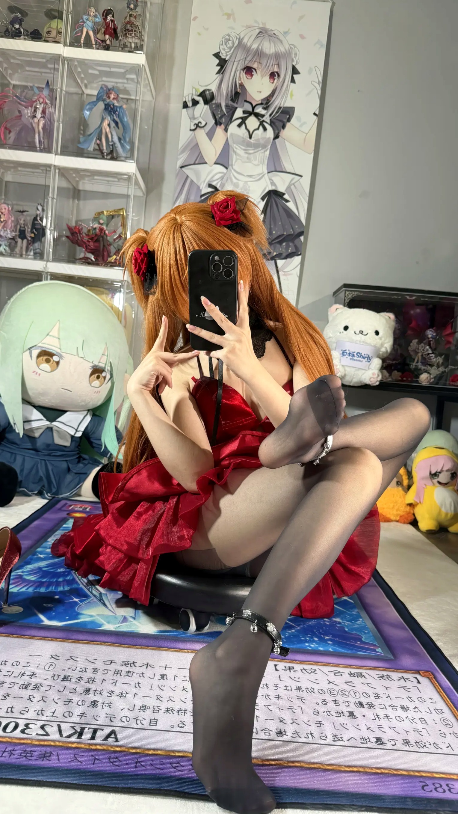 白栎Shirly明日香角色扮演私房摄影,红装黑丝演绎极致诱惑美感