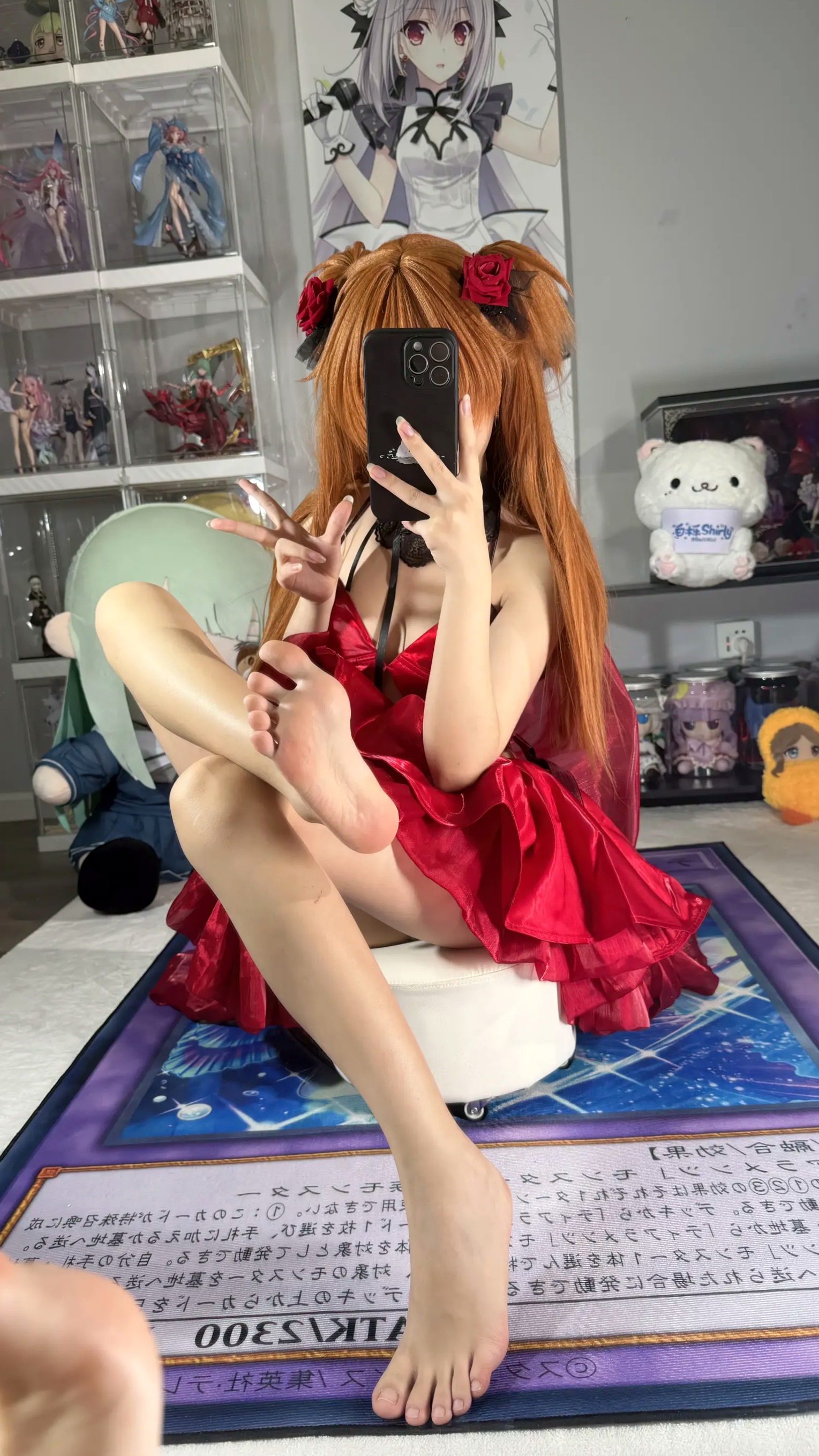 白栎Shirly明日香角色扮演私房摄影,红装黑丝演绎极致诱惑美感