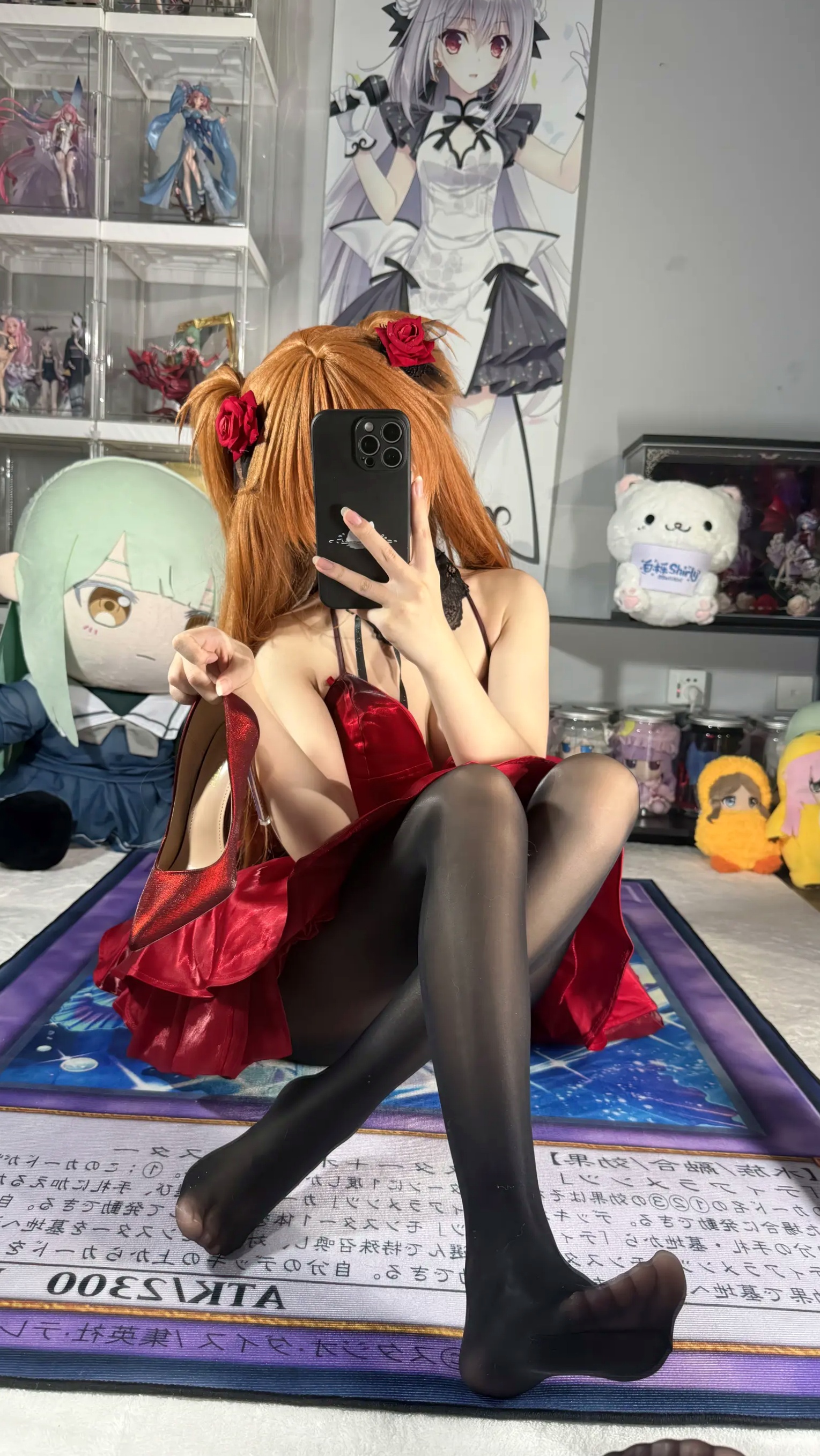 白栎Shirly明日香角色扮演私房摄影,红装黑丝演绎极致诱惑美感