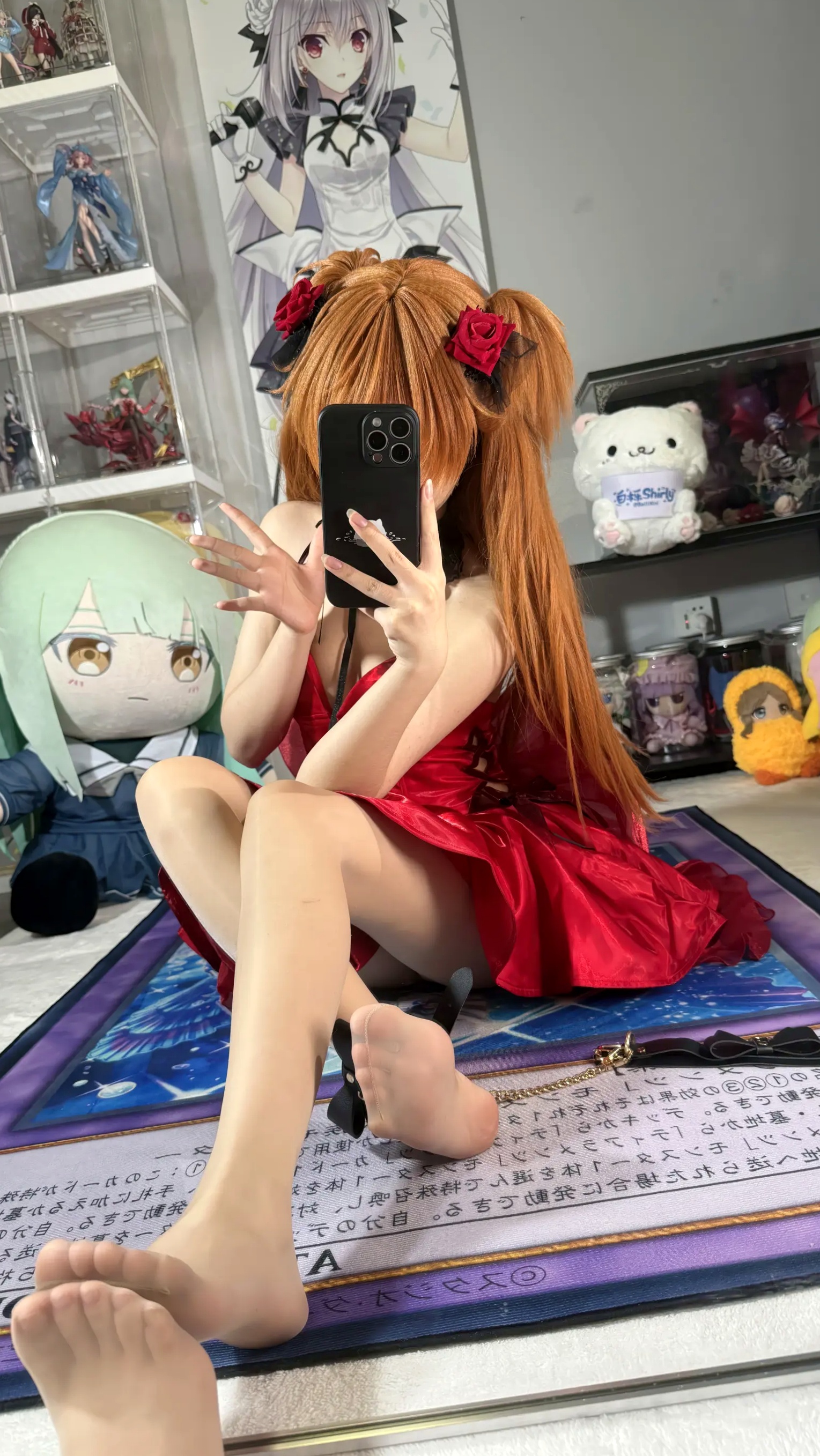 白栎Shirly明日香角色扮演私房摄影,红装黑丝演绎极致诱惑美感