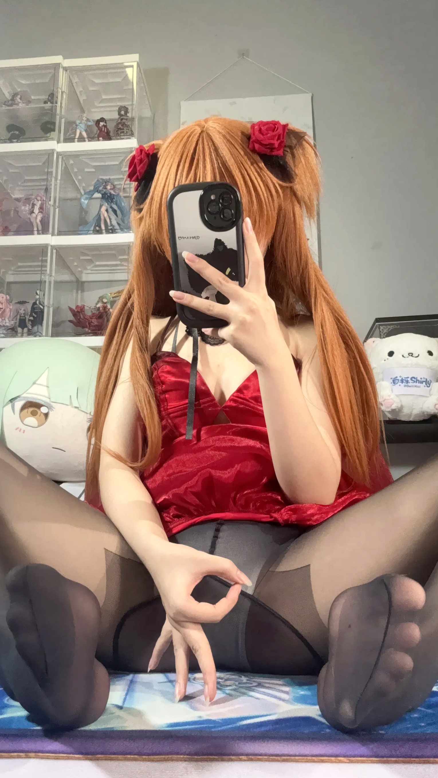 白栎Shirly明日香角色扮演私房摄影,红装黑丝演绎极致诱惑美感