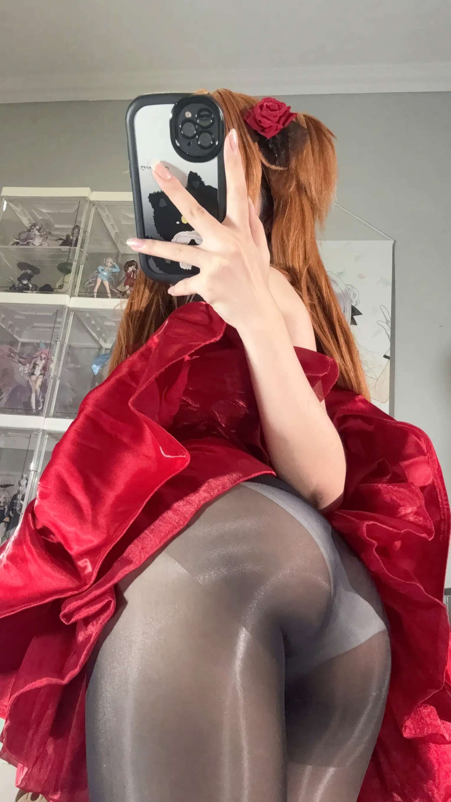 白栎Shirly明日香角色扮演私房摄影,红装黑丝演绎极致诱惑美感