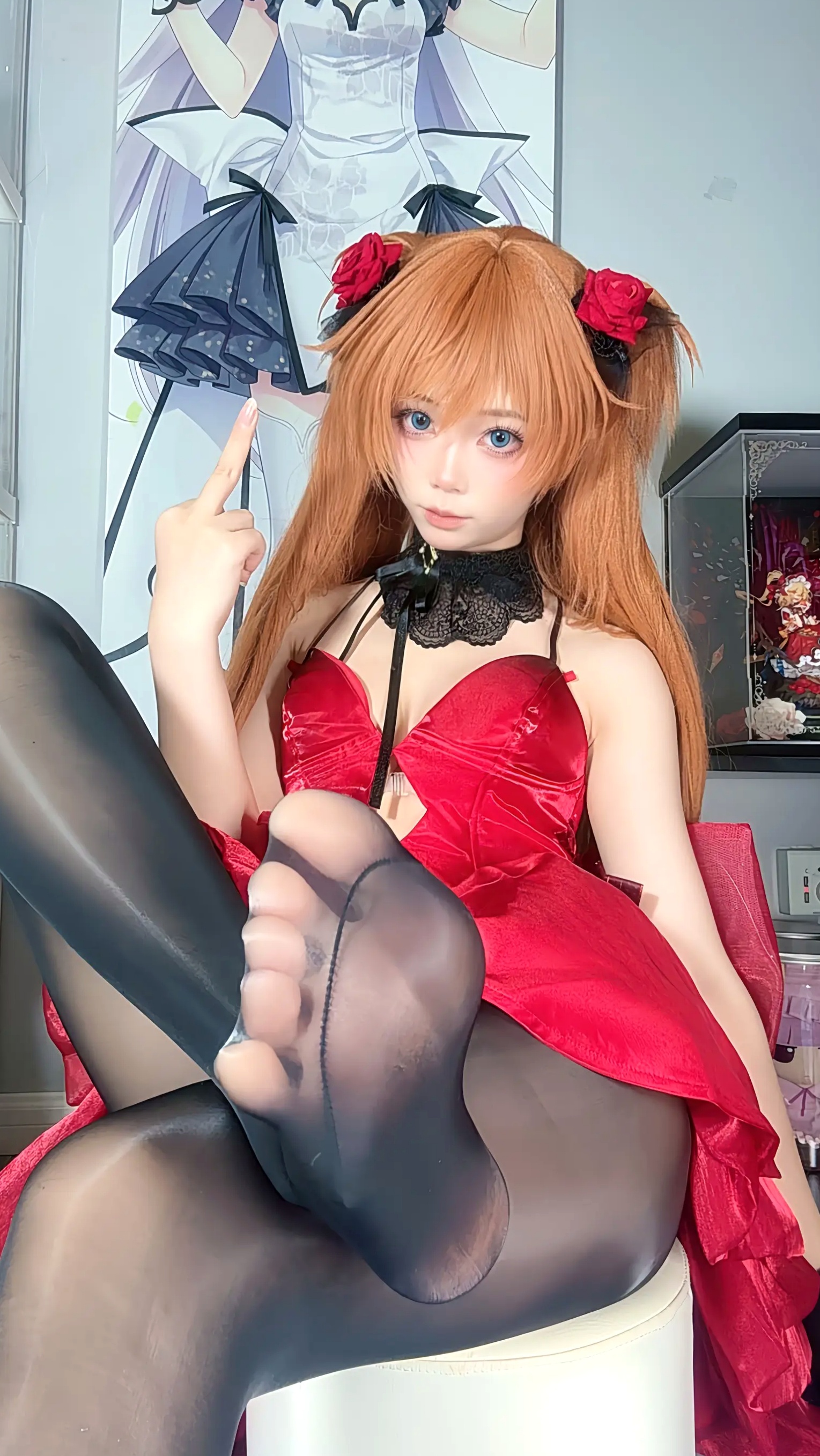 白栎Shirly明日香角色扮演私房摄影,红装黑丝演绎极致诱惑美感