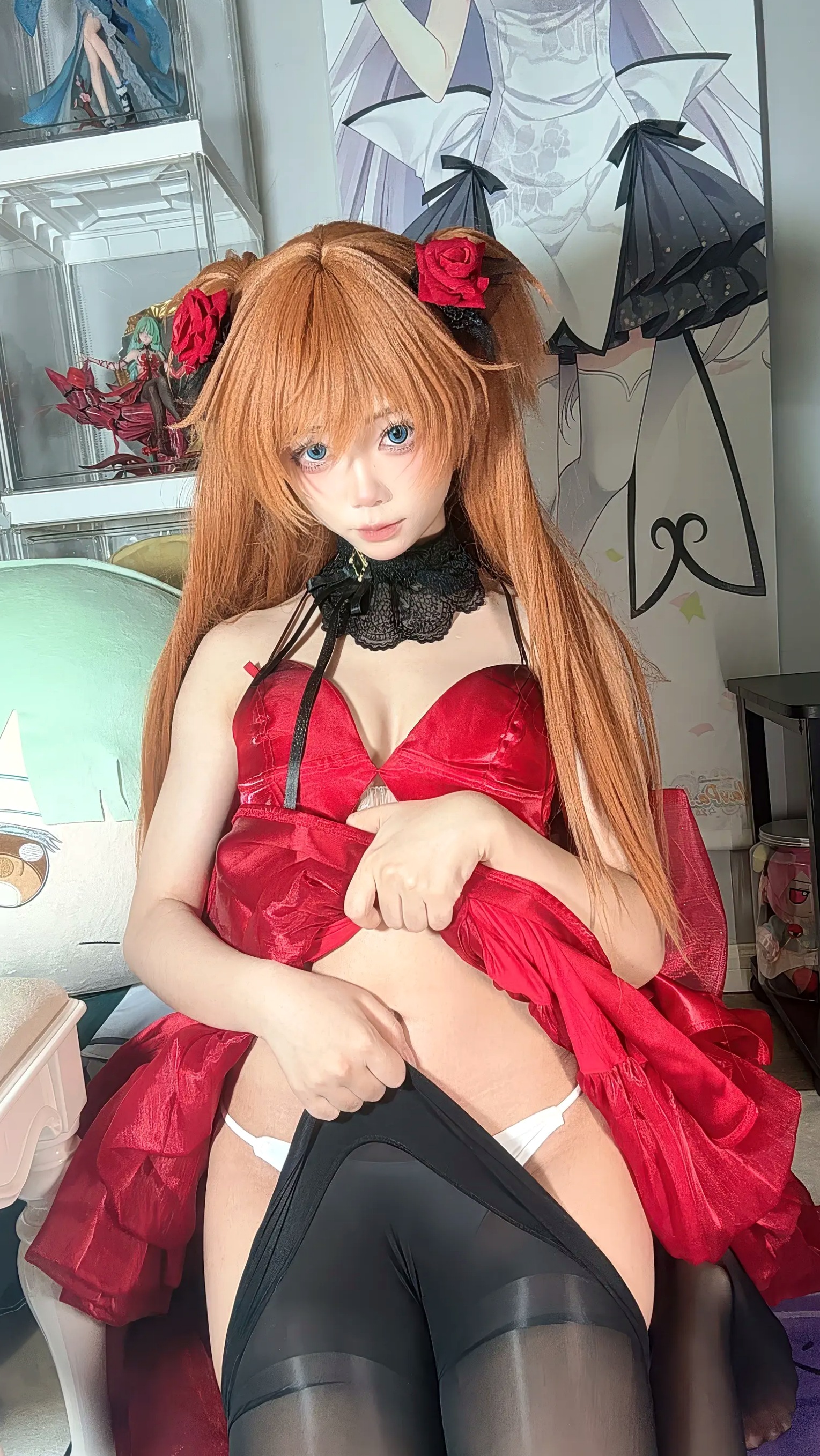 白栎Shirly明日香角色扮演私房摄影,红装黑丝演绎极致诱惑美感