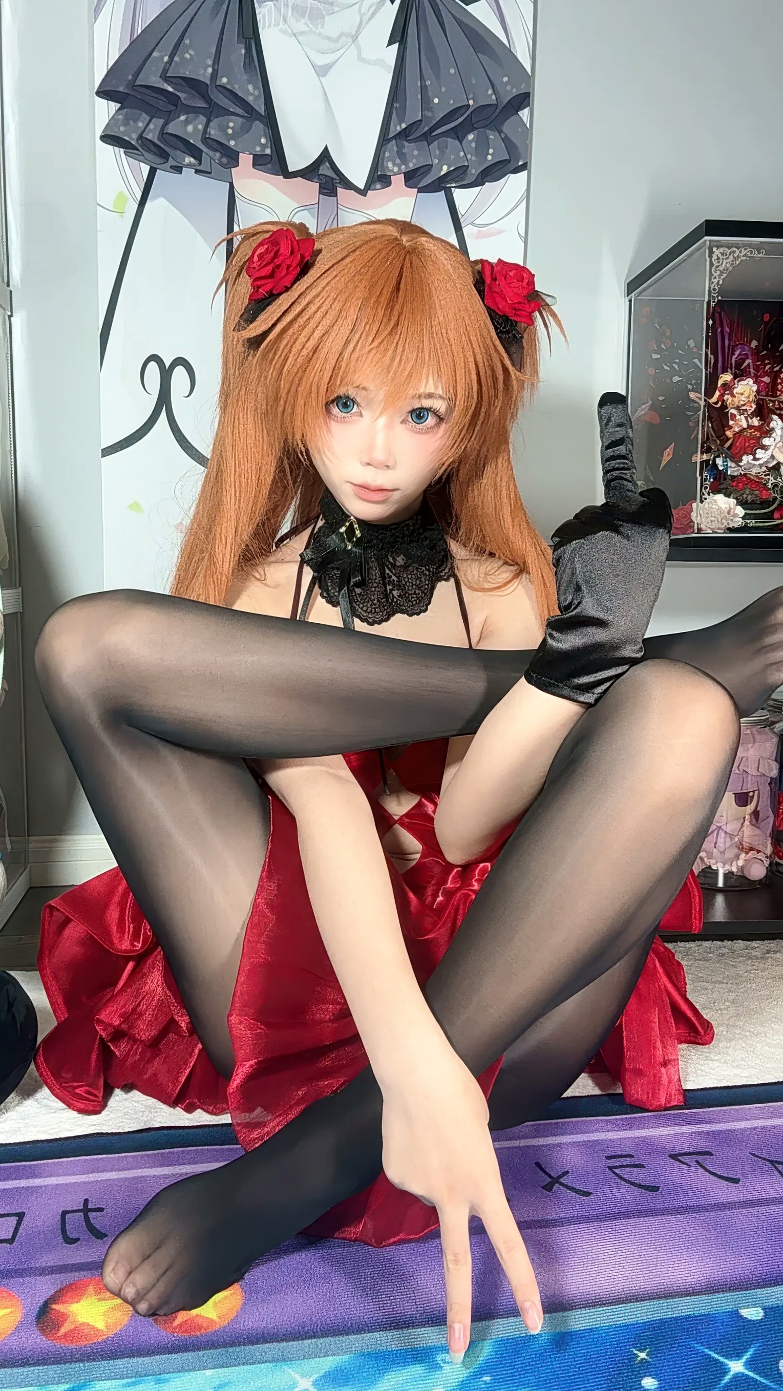 白栎Shirly明日香角色扮演私房摄影,红装黑丝演绎极致诱惑美感