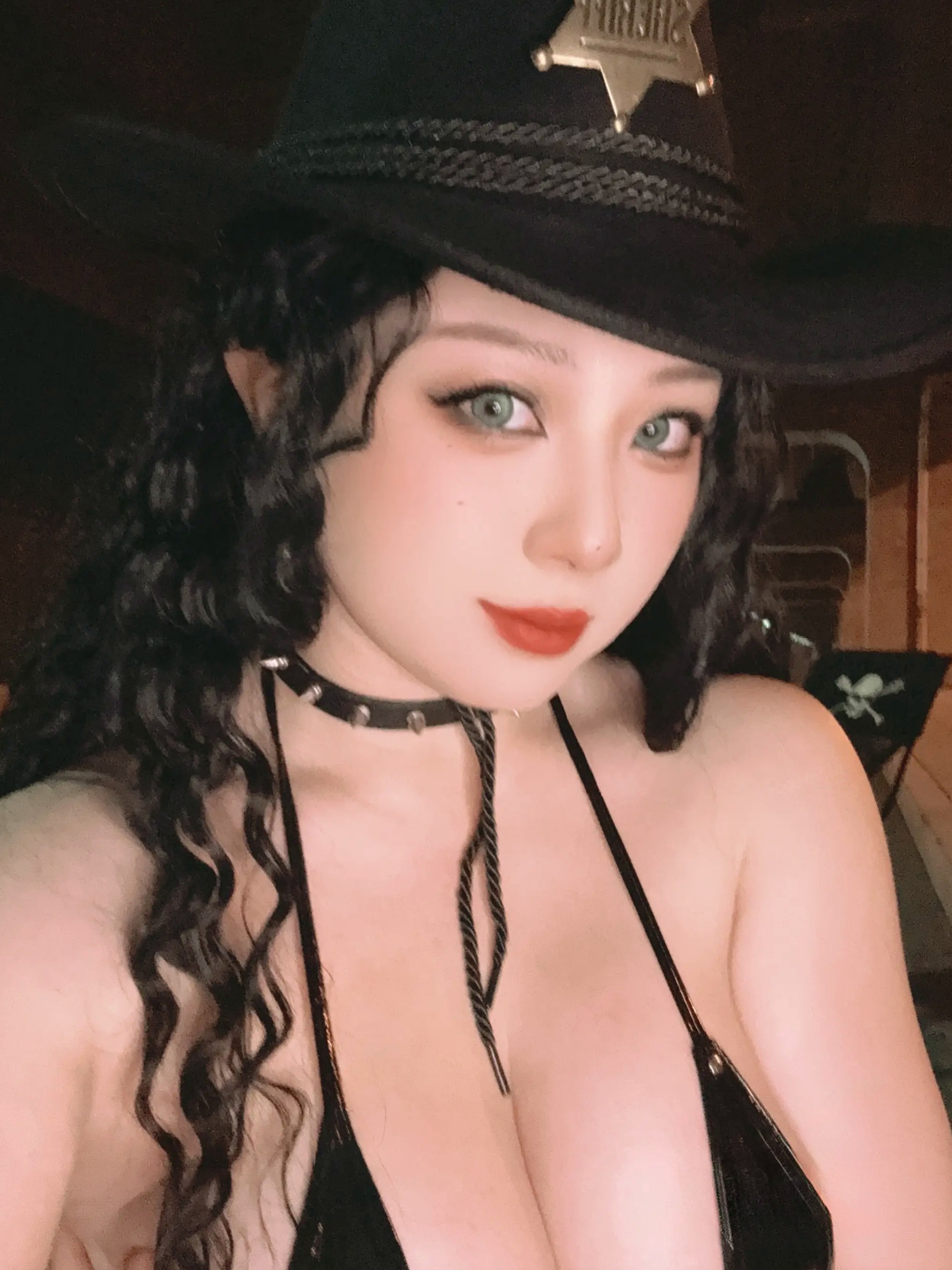 皮皮奶歪萌牛仔写真,夜色机车下的狂野女牛仔,极致性感皮衣诱惑视觉大赏