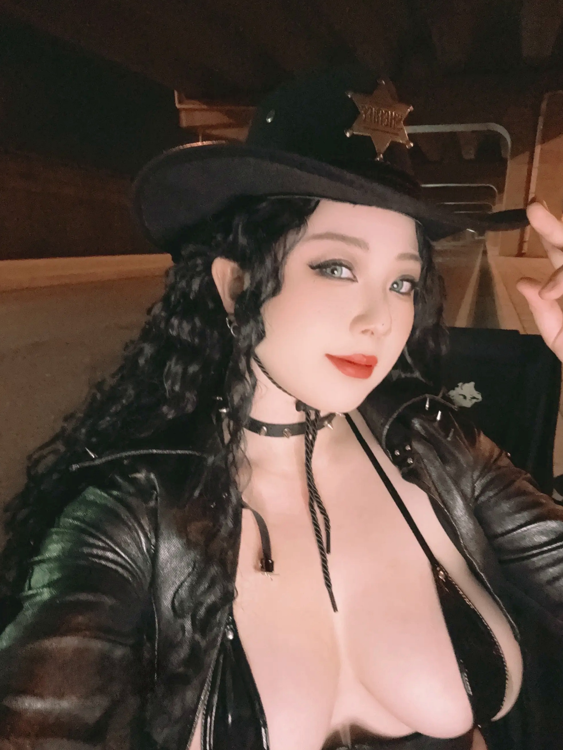 皮皮奶歪萌牛仔写真,夜色机车下的狂野女牛仔,极致性感皮衣诱惑视觉大赏