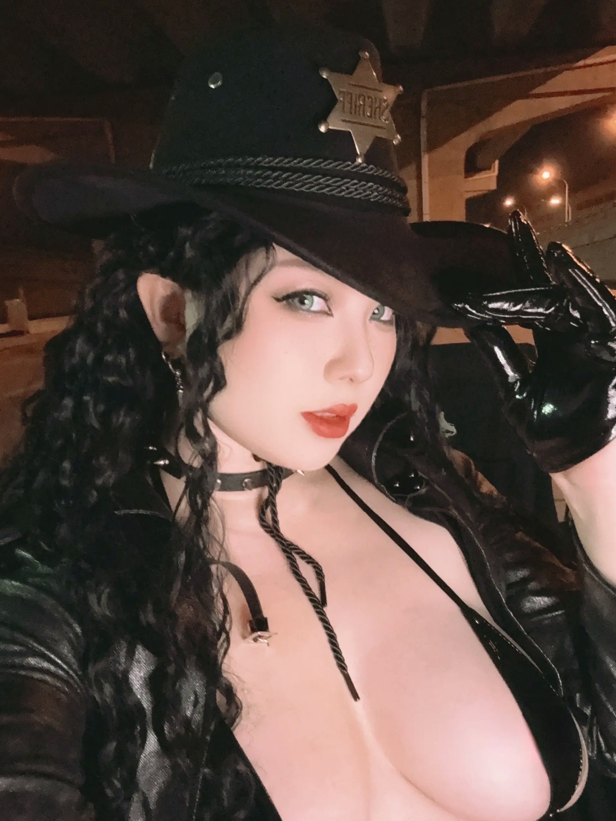 皮皮奶歪萌牛仔写真,夜色机车下的狂野女牛仔,极致性感皮衣诱惑视觉大赏