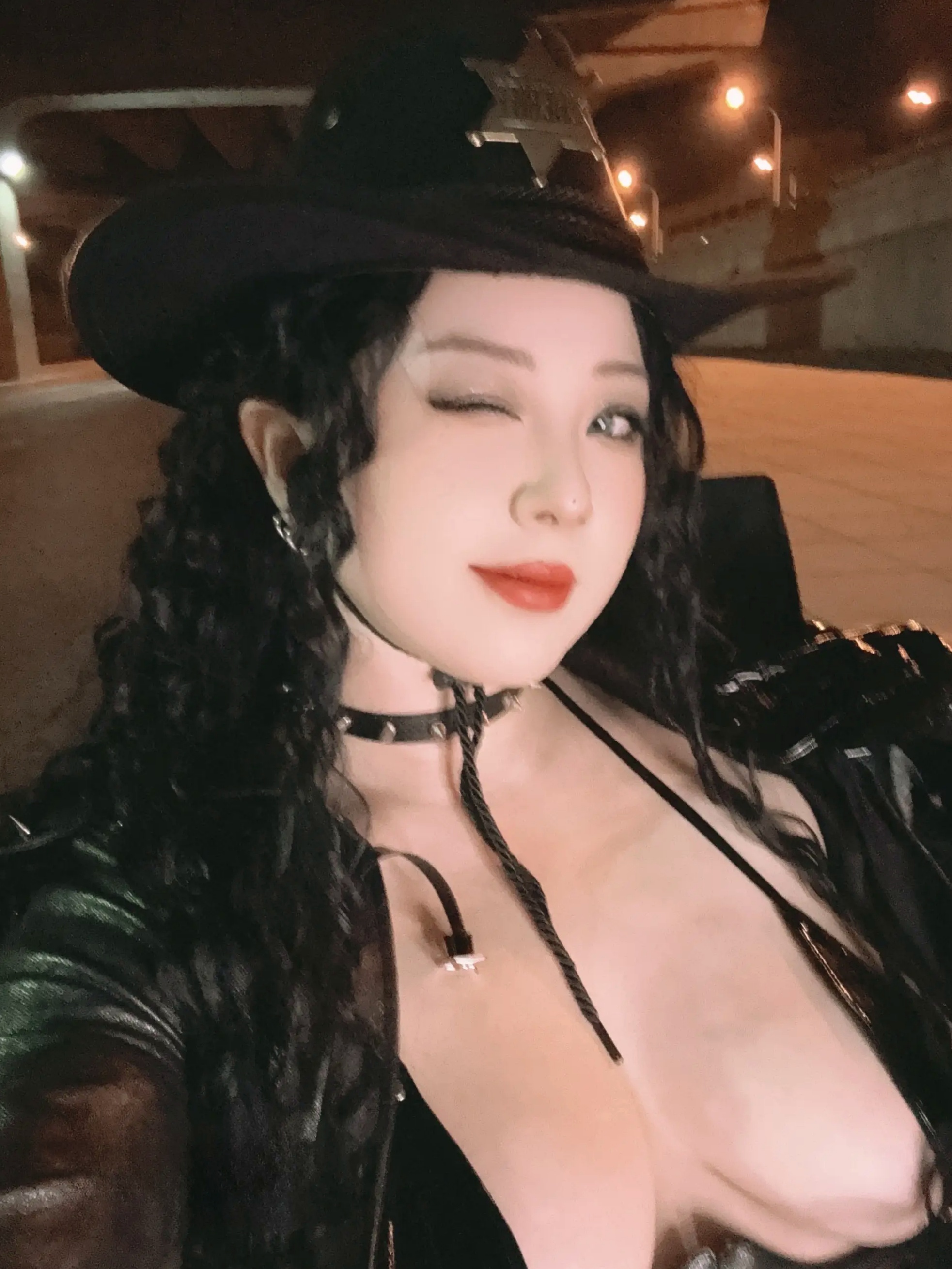 皮皮奶歪萌牛仔写真,夜色机车下的狂野女牛仔,极致性感皮衣诱惑视觉大赏