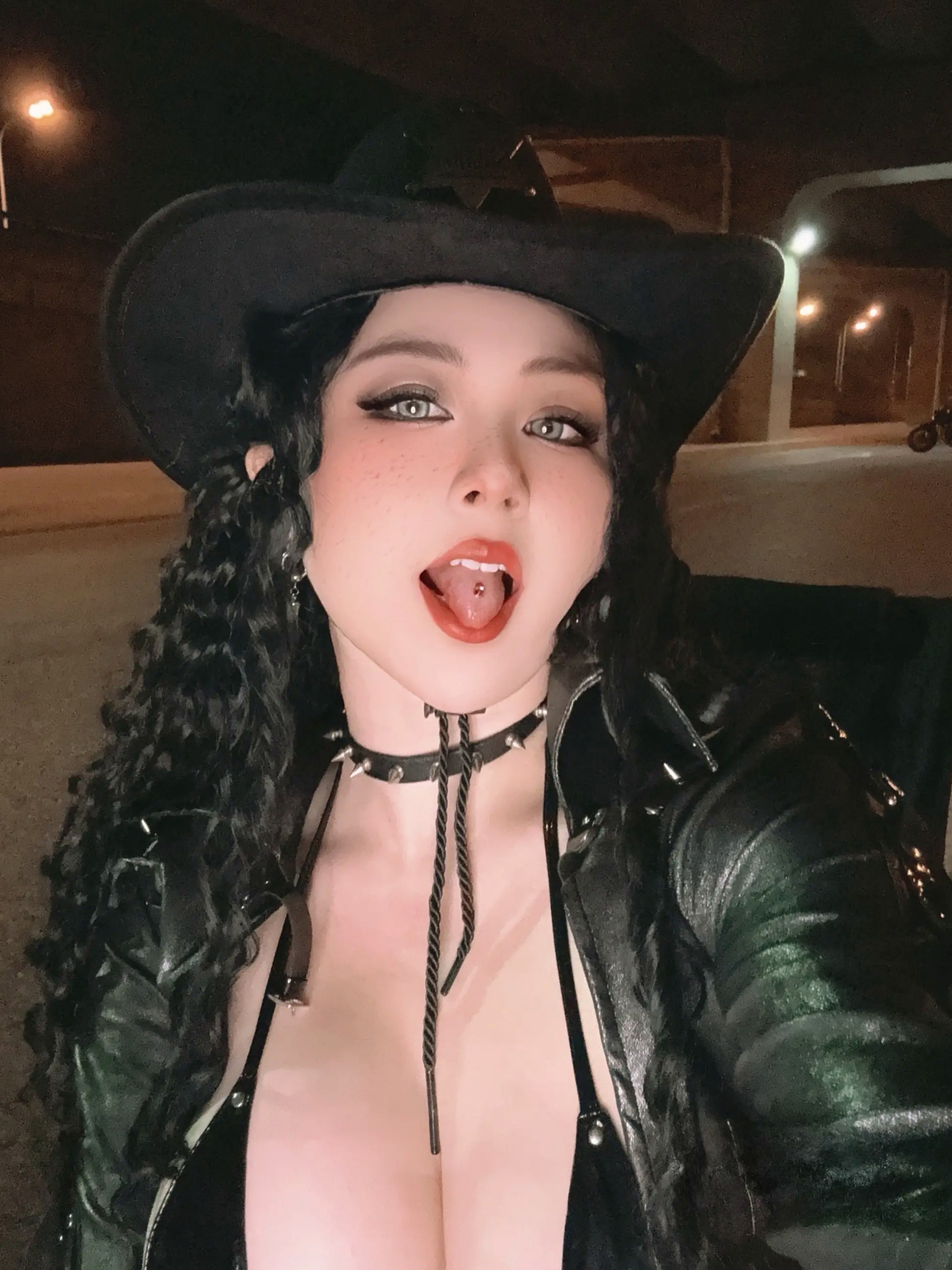 皮皮奶歪萌牛仔写真,夜色机车下的狂野女牛仔,极致性感皮衣诱惑视觉大赏