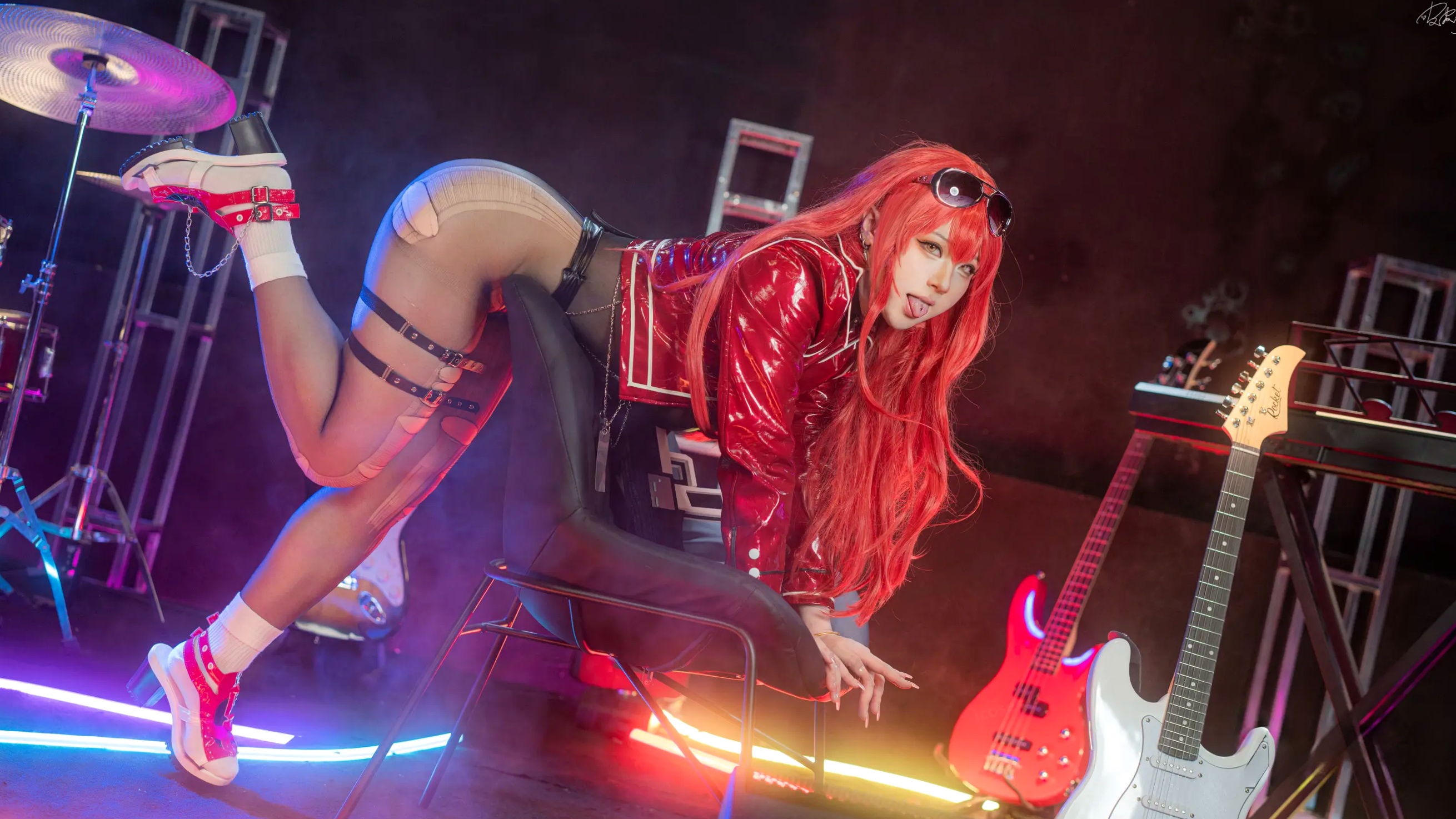 皮皮奶Nikke胜利女神沃伦姆Cosplay - 性感摇滚歌手舞台私房照 极致诱惑大尺度套图