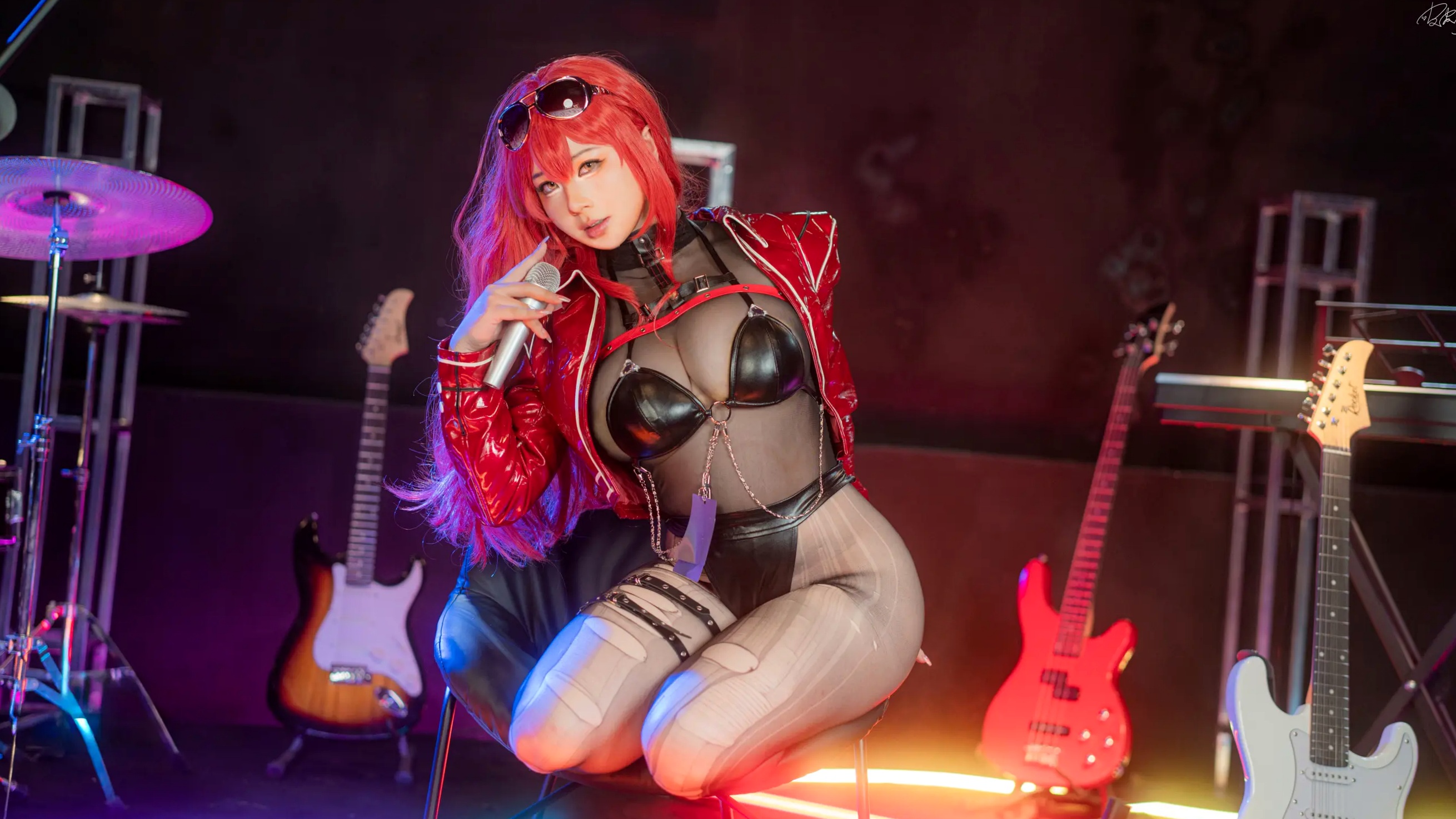 皮皮奶Nikke胜利女神沃伦姆Cosplay - 性感摇滚歌手舞台私房照 极致诱惑大尺度套图
